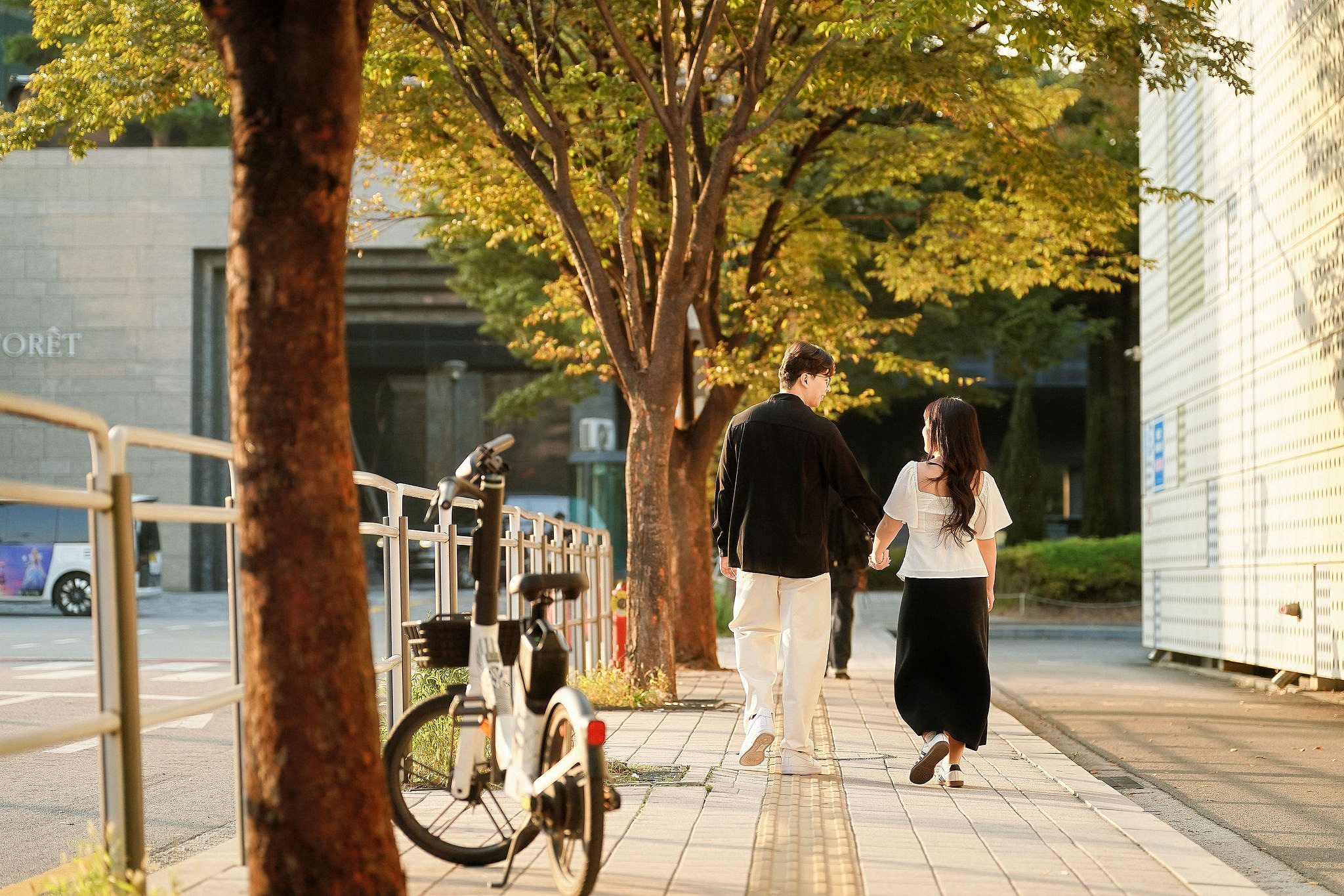 Seoul Pre-Wedding Photoshoot | Muhly Park, Seoul Forest & Cafe Street` at Cafe Street pre-wedding photo