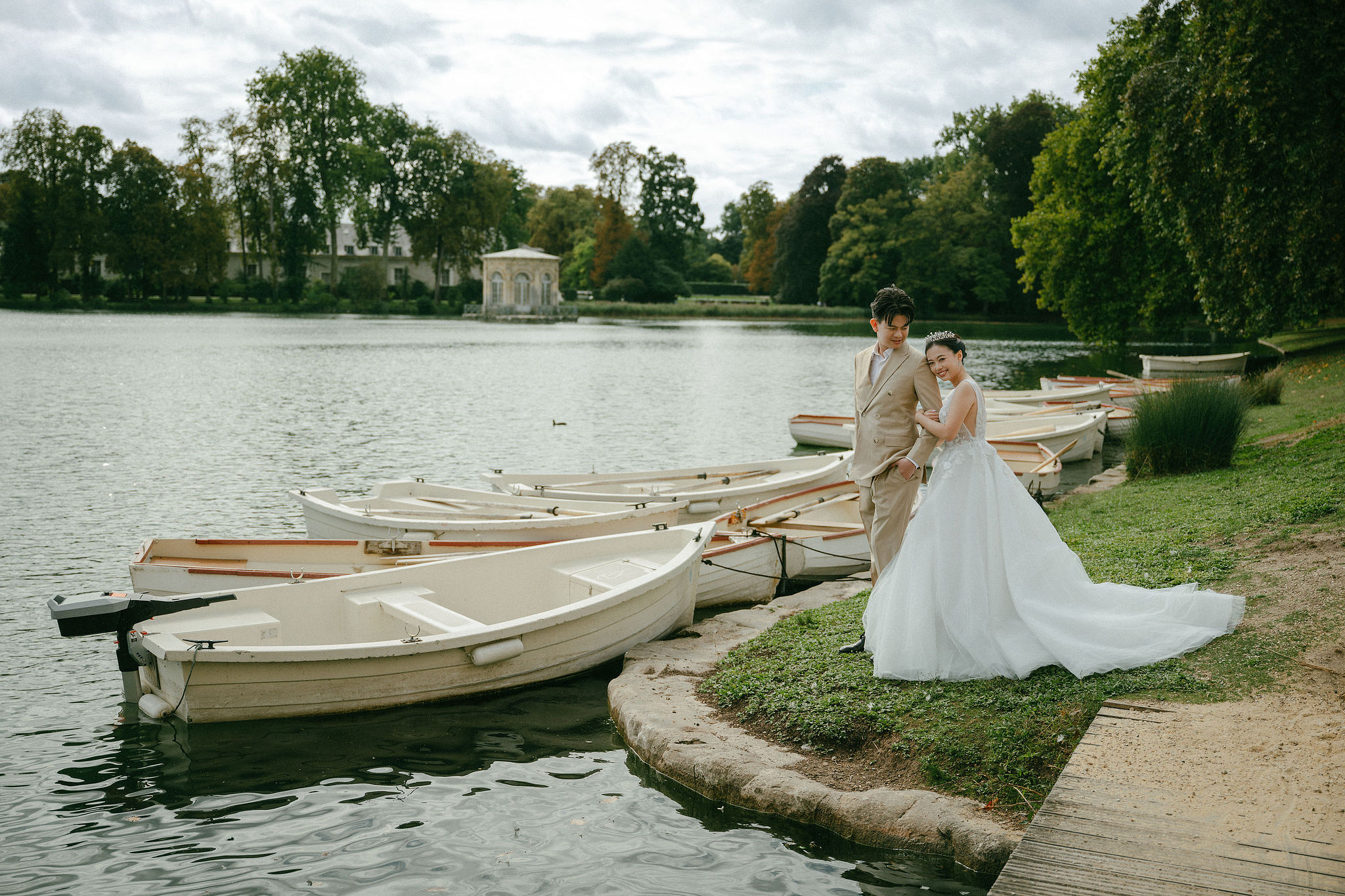 Paris Pre-Wedding Photoshoot | Bir-Hakeim Bridge, Paris Streets & Château de Fontainebleau at Château de Fontainebleau pre-wedding photo