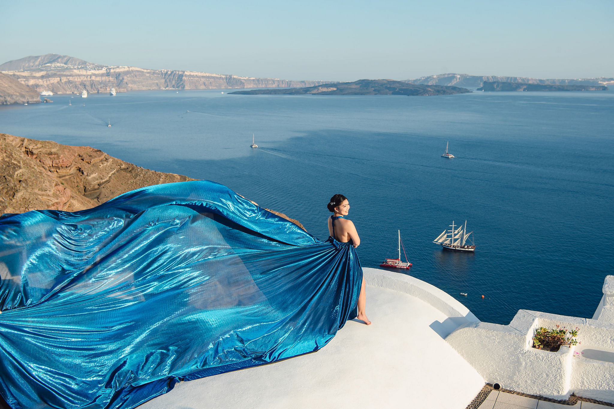 Santorini Pre-Wedding Photoshoot | Imerovigli, Firostefani & Finikia at Finikia pre-wedding photo