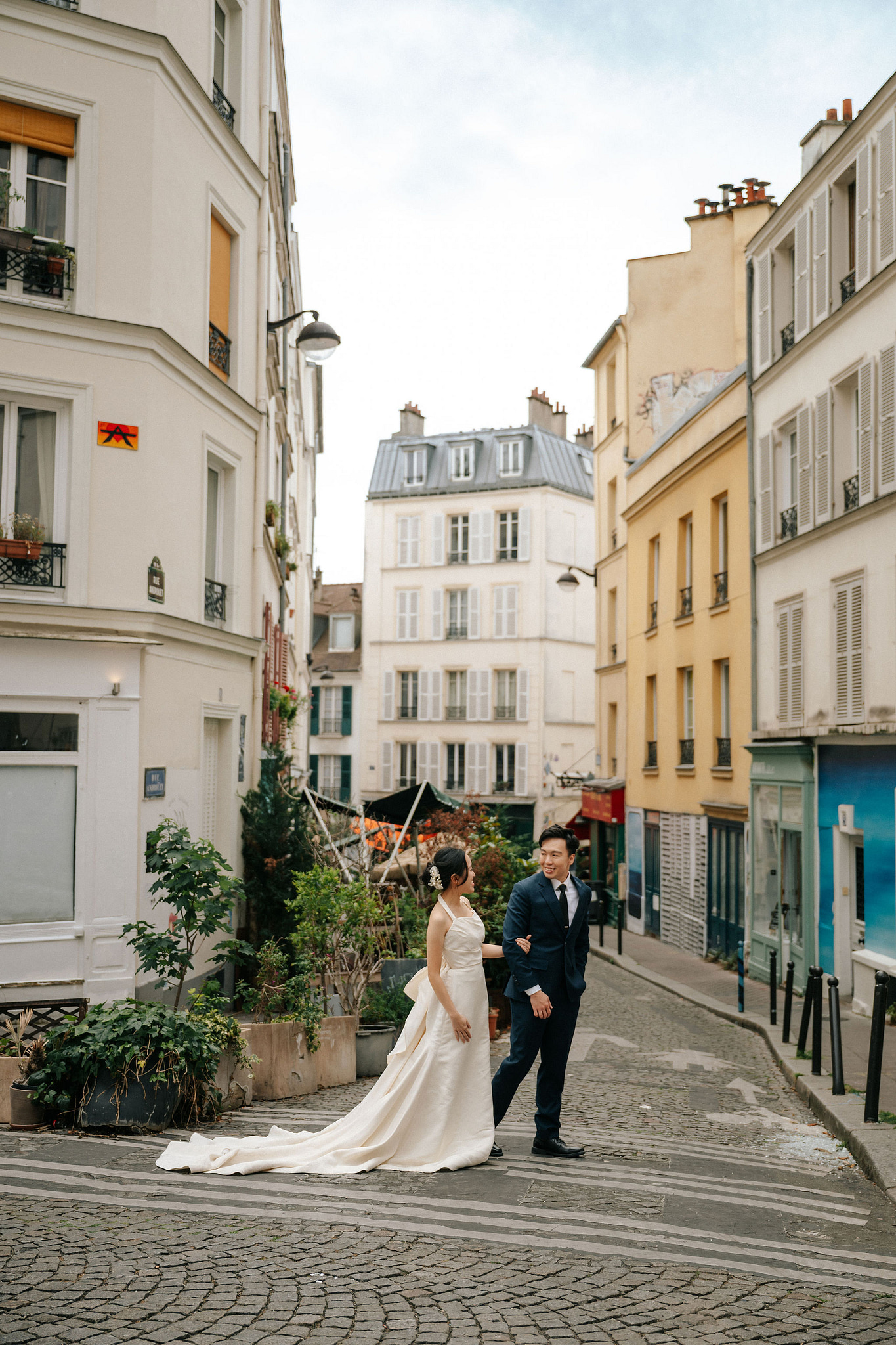 Paris Pre-Wedding Photoshoot | Place du Trocadéro, Bir-Hakeim Bridge, Louvre Pyramid, Tuileries Garden & Montmartre at Montmartre pre-wedding photo