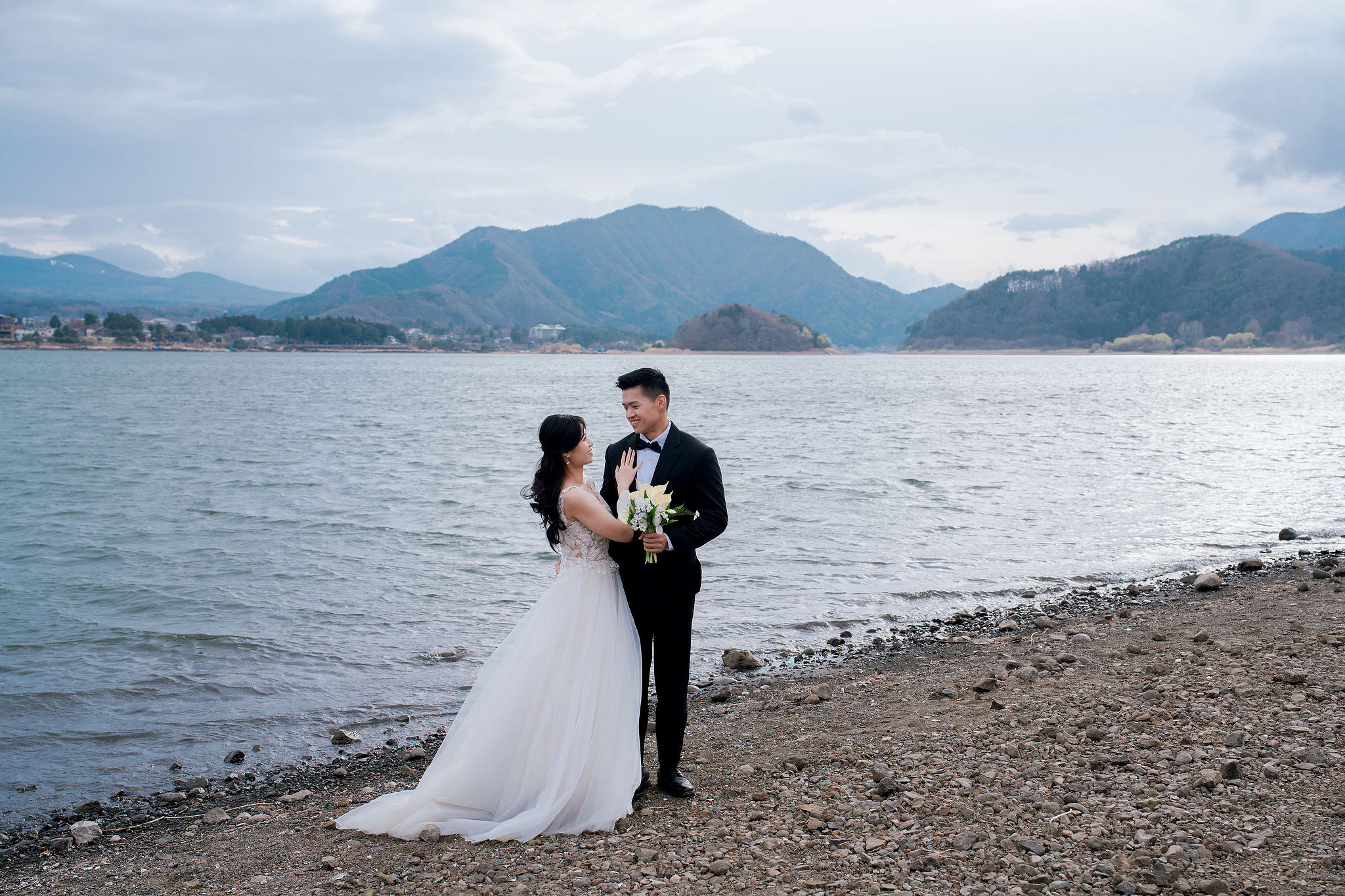 Tokyo & Mt Fuji Pre-Wedding Photoshoot | Senso-Ji Temple, Tokyo Park & Lake Kawaguchiko at Lake Kawaguchiko pre-wedding photo