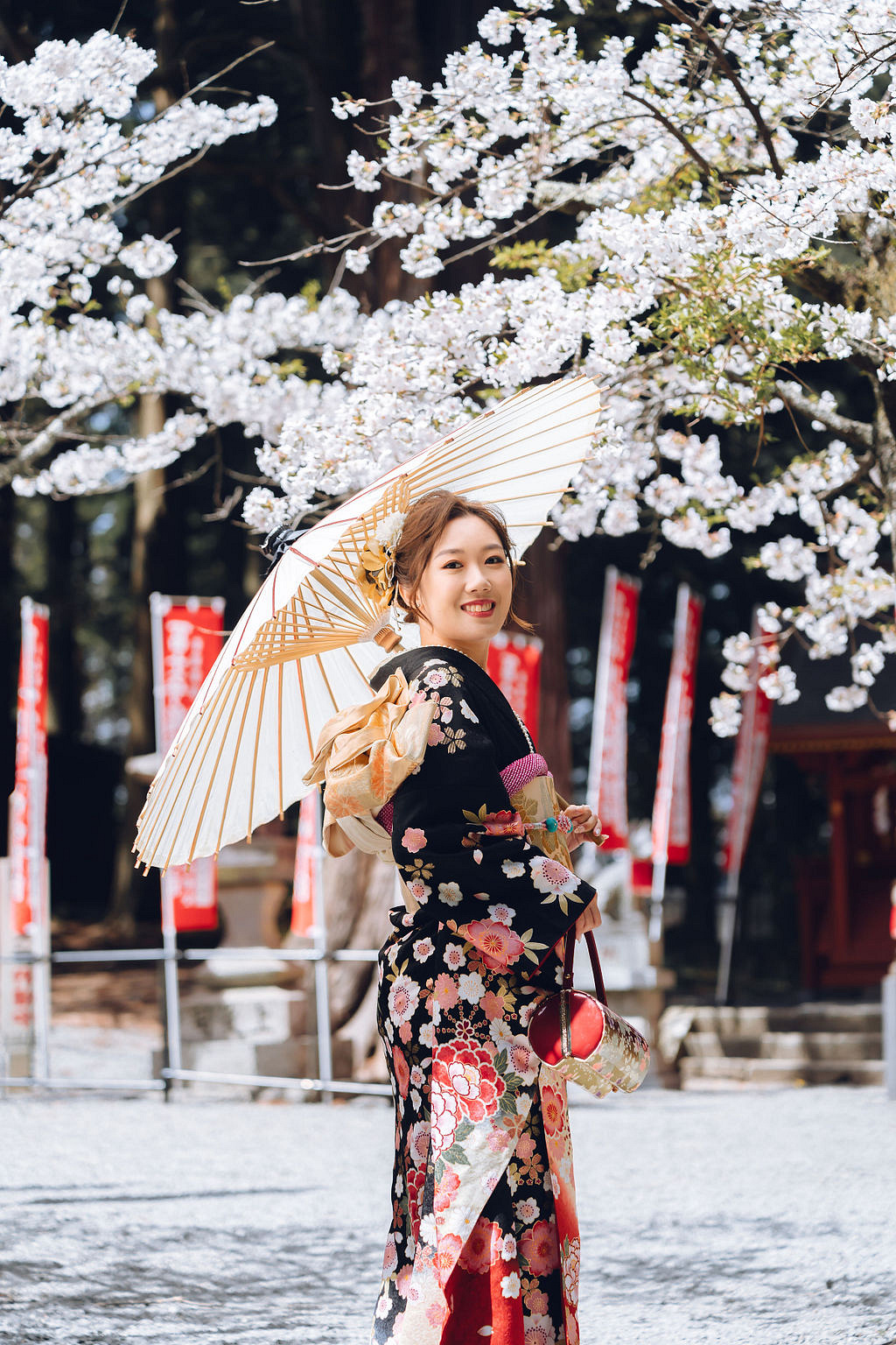 Tokyo & Mt Fuji Pre-Wedding Photoshoot | Mt Fuji Shrine, Chureito Pagoda & Lake Kawaguchiko at Mt Fuji Shrine pre-wedding photo