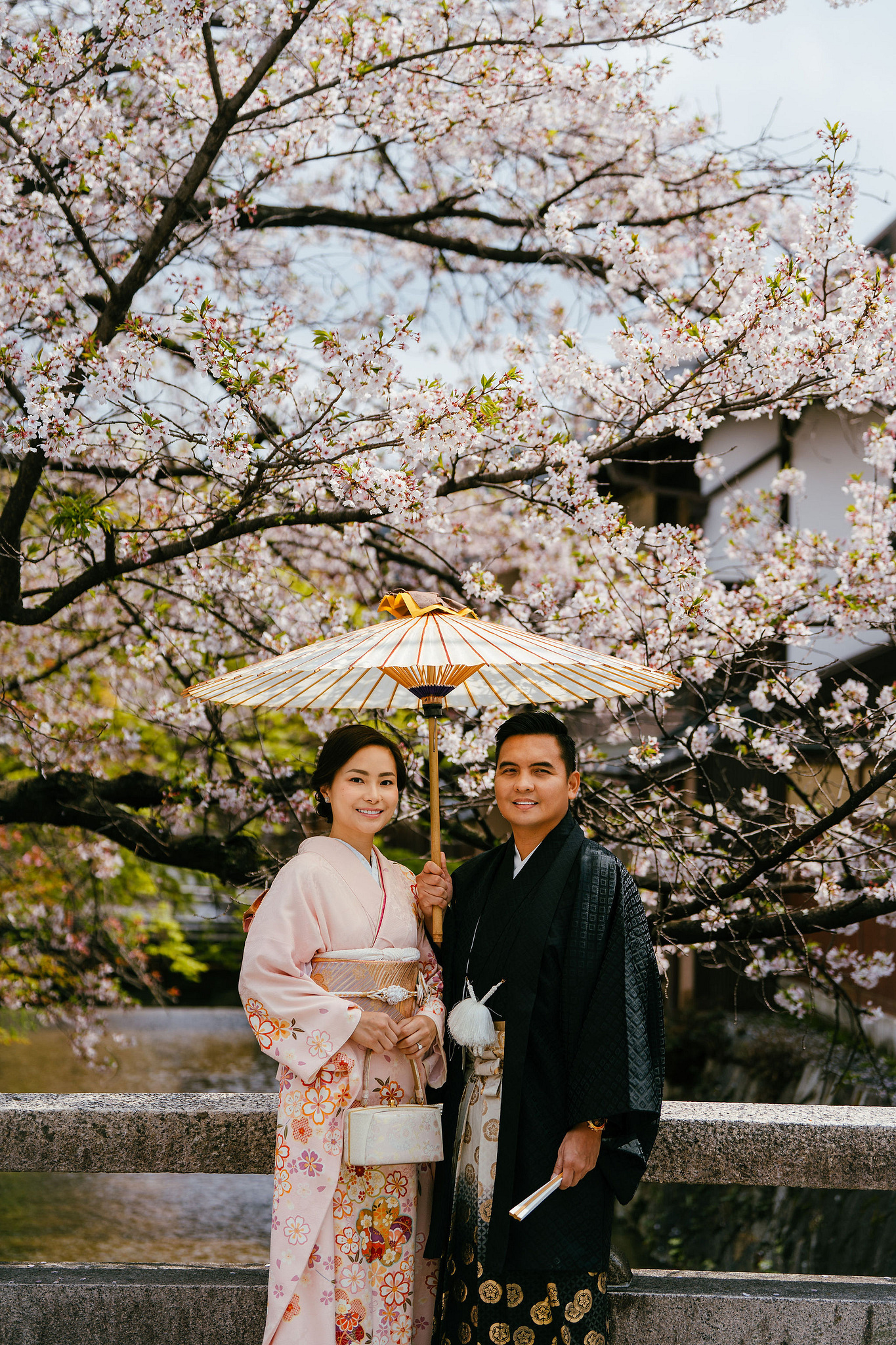 Kyoto Pre-Wedding Photoshoot | Gion Canal, Ninenzaka & Mount Wakakusa at Gion Shirakawa Canal pre-wedding photo