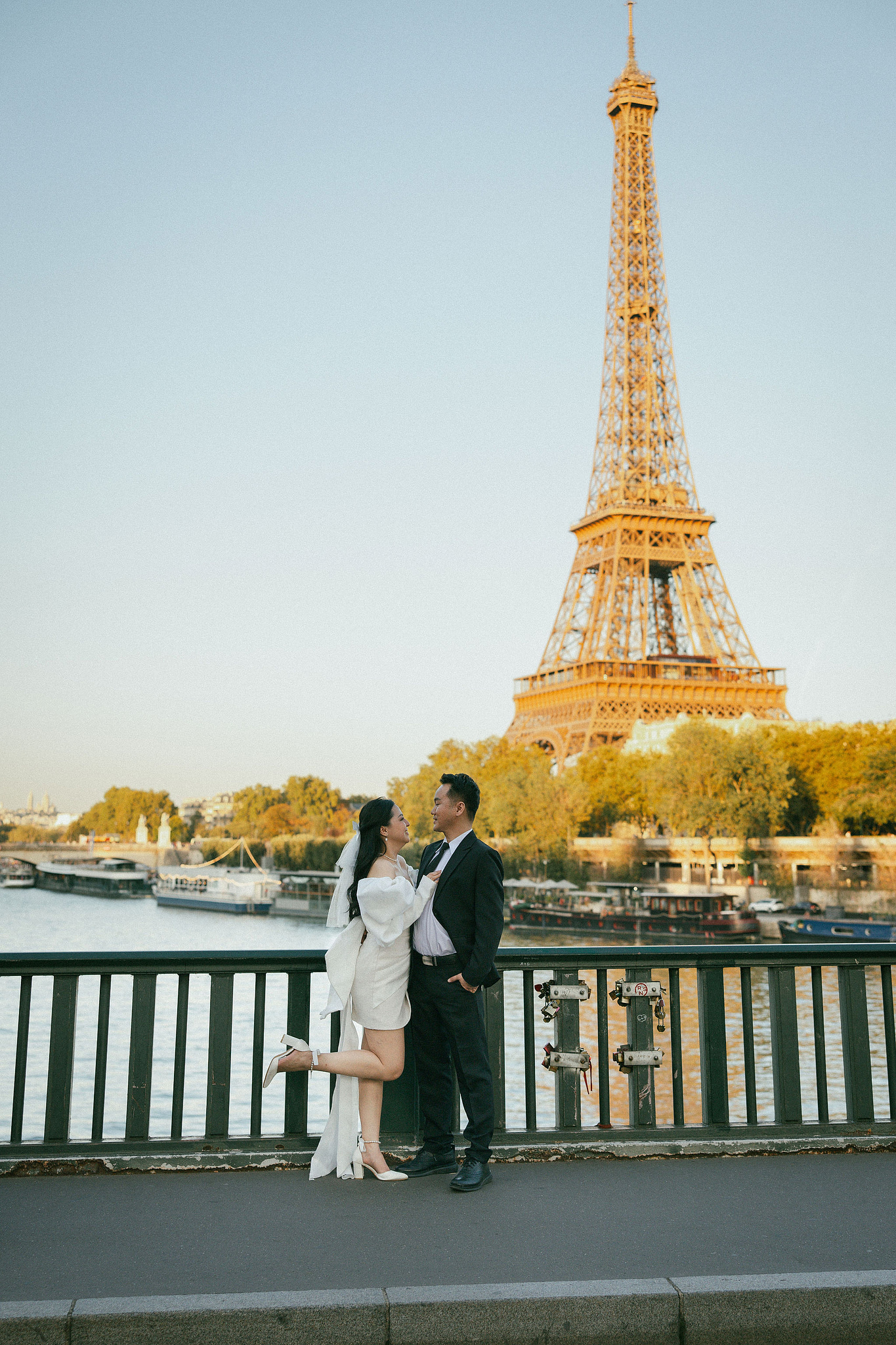 Paris Autumn Pre-Wedding Photoshoot | Avenue de Camoëns, Tuileries Garden, Louvre, Pont Alexandre III & Bir-Hakeim Bridge at Bir-Hakeim Bridge pre-wedding photo