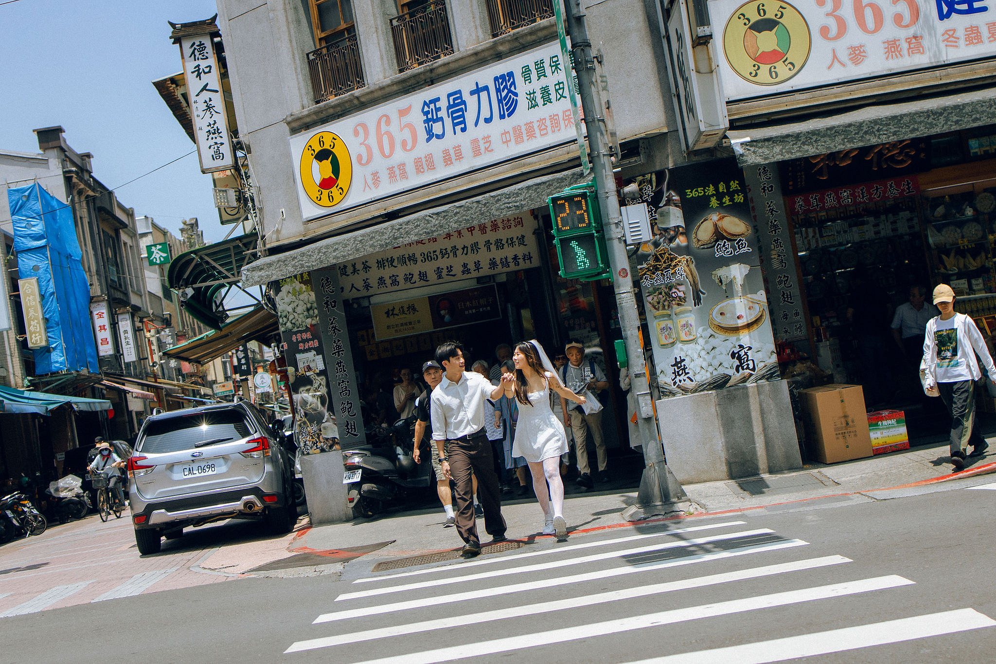 Taiwan Pre-Wedding Photoshoot | Dadaocheng & Children's Amusement Park at Da Dao Cheng pre-wedding photo