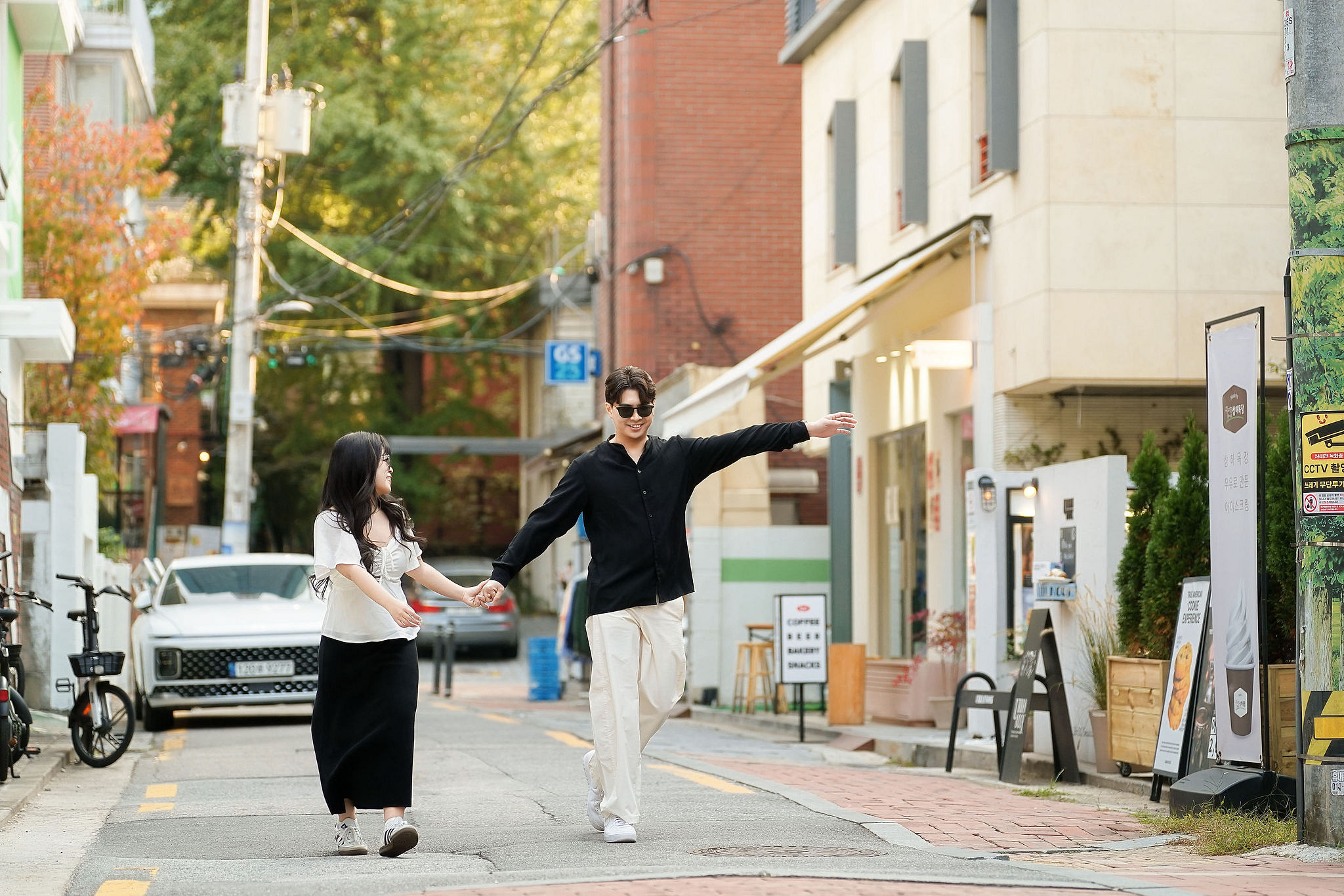 Seoul Pre-Wedding Photoshoot | Muhly Park, Seoul Forest & Cafe Street` at Cafe Street pre-wedding photo