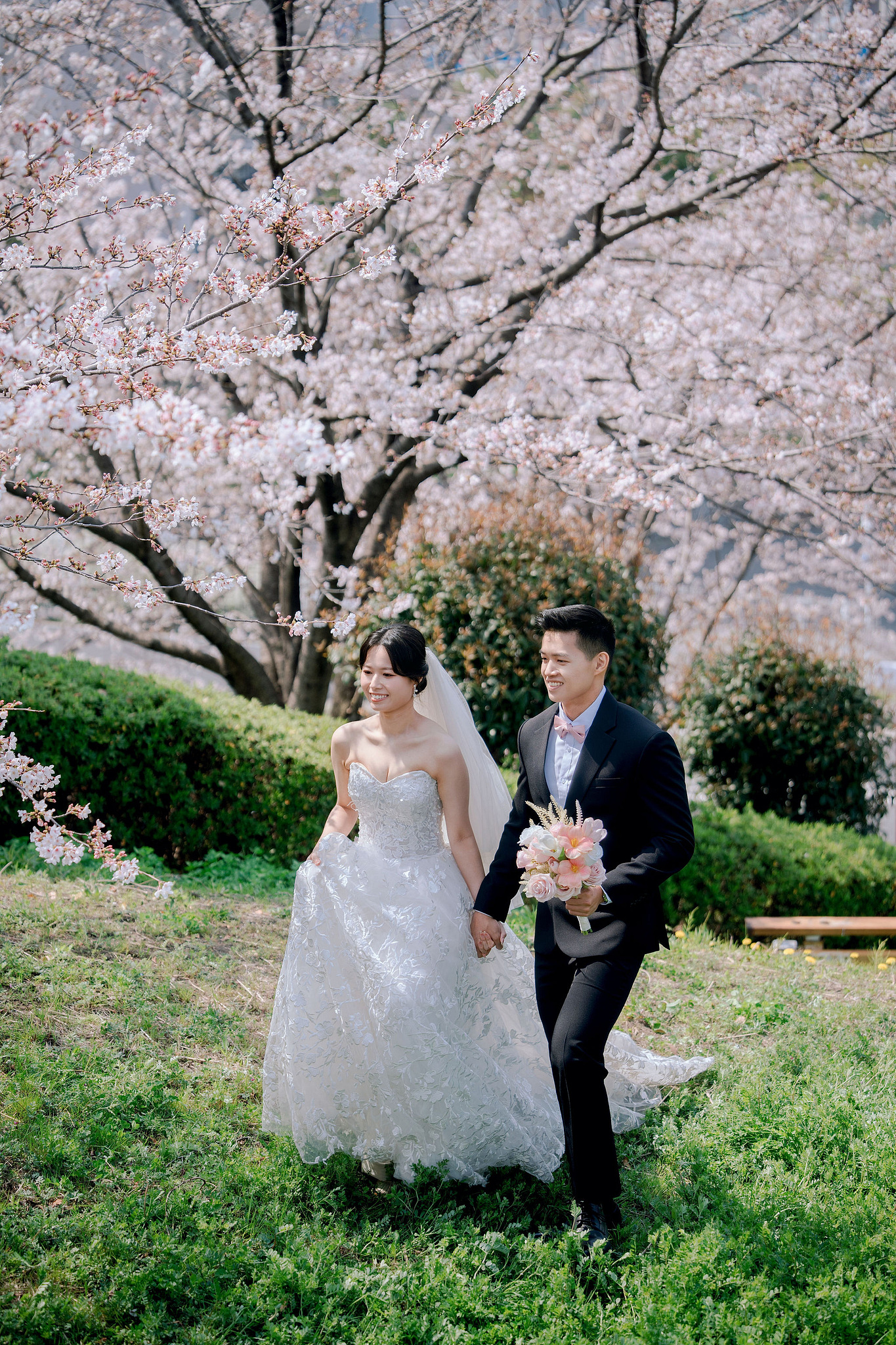 Tokyo & Mt Fuji Pre-Wedding Photoshoot | Senso-Ji Temple, Tokyo Park & Lake Kawaguchiko at Tokyo Park pre-wedding photo