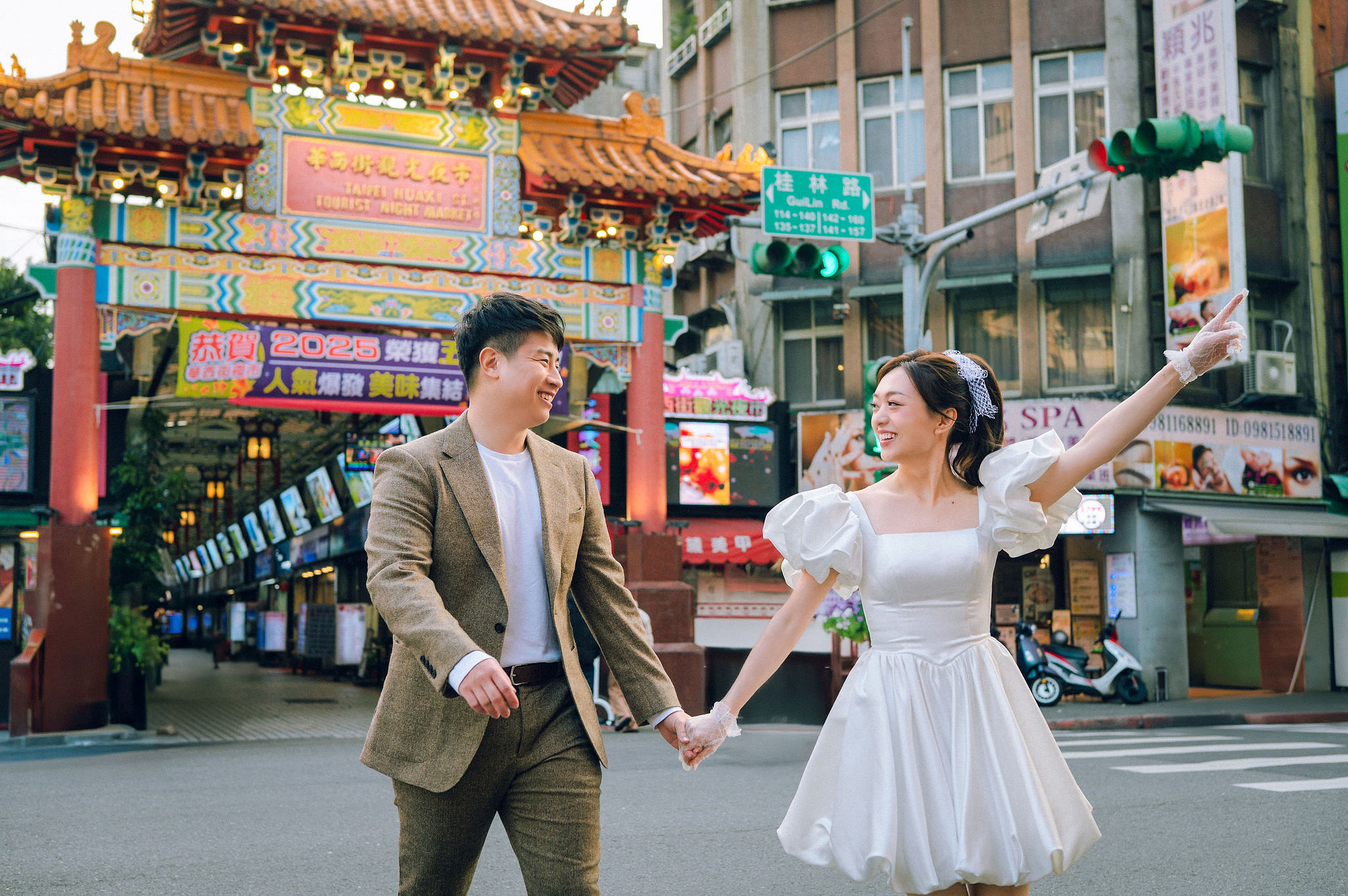 Taiwan Pre-Wedding Photoshoot | Dadaocheng, Nanjing Road & Huaxi Street at Huaxi Street pre-wedding photo