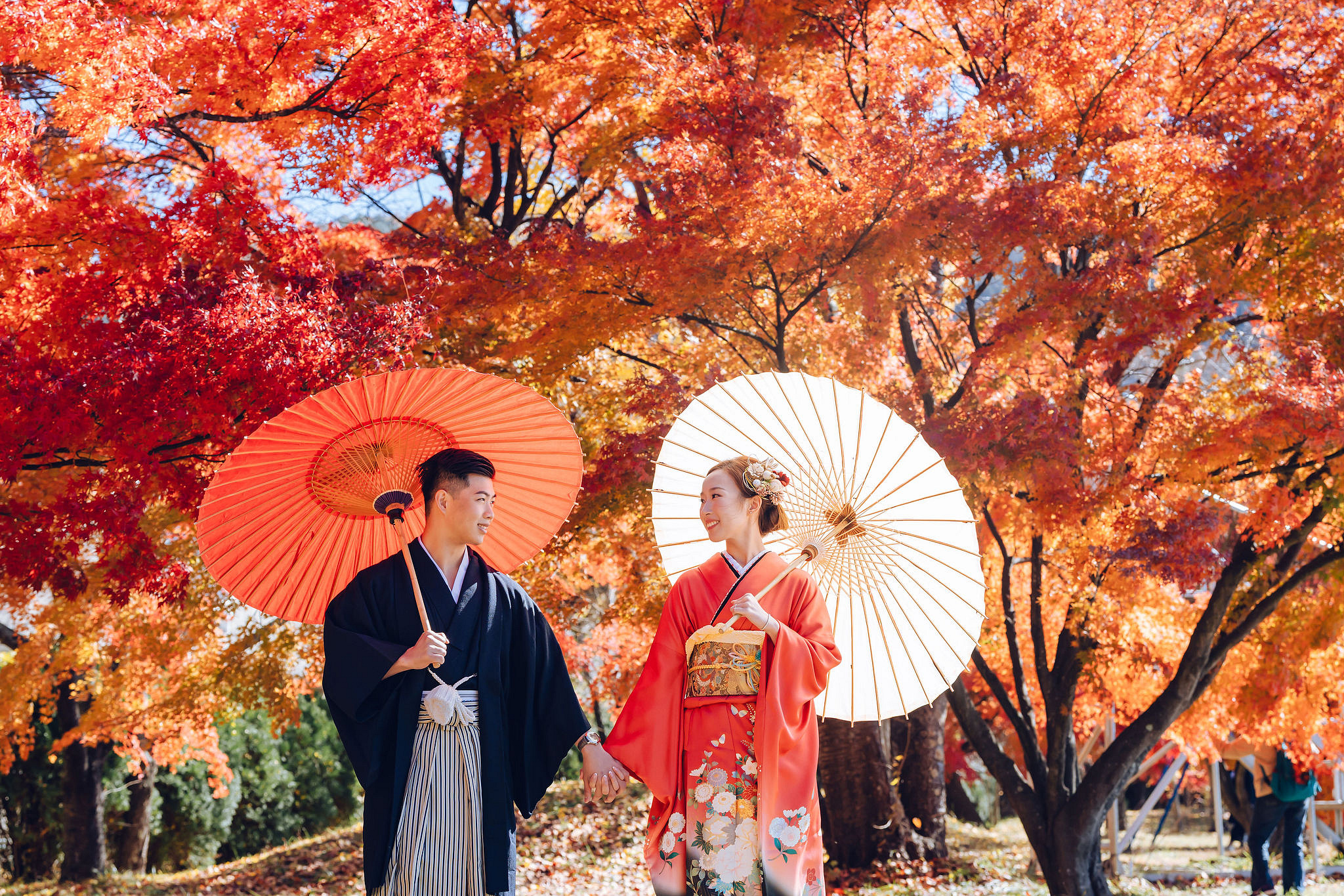 Tokyo & Mt Fuji Pre-Wedding Photoshoot | Maple Corridor, Lake Kawaguchiko & Shibuya Crossing at Maple Corridor (Momiji Kairo) pre-wedding photo