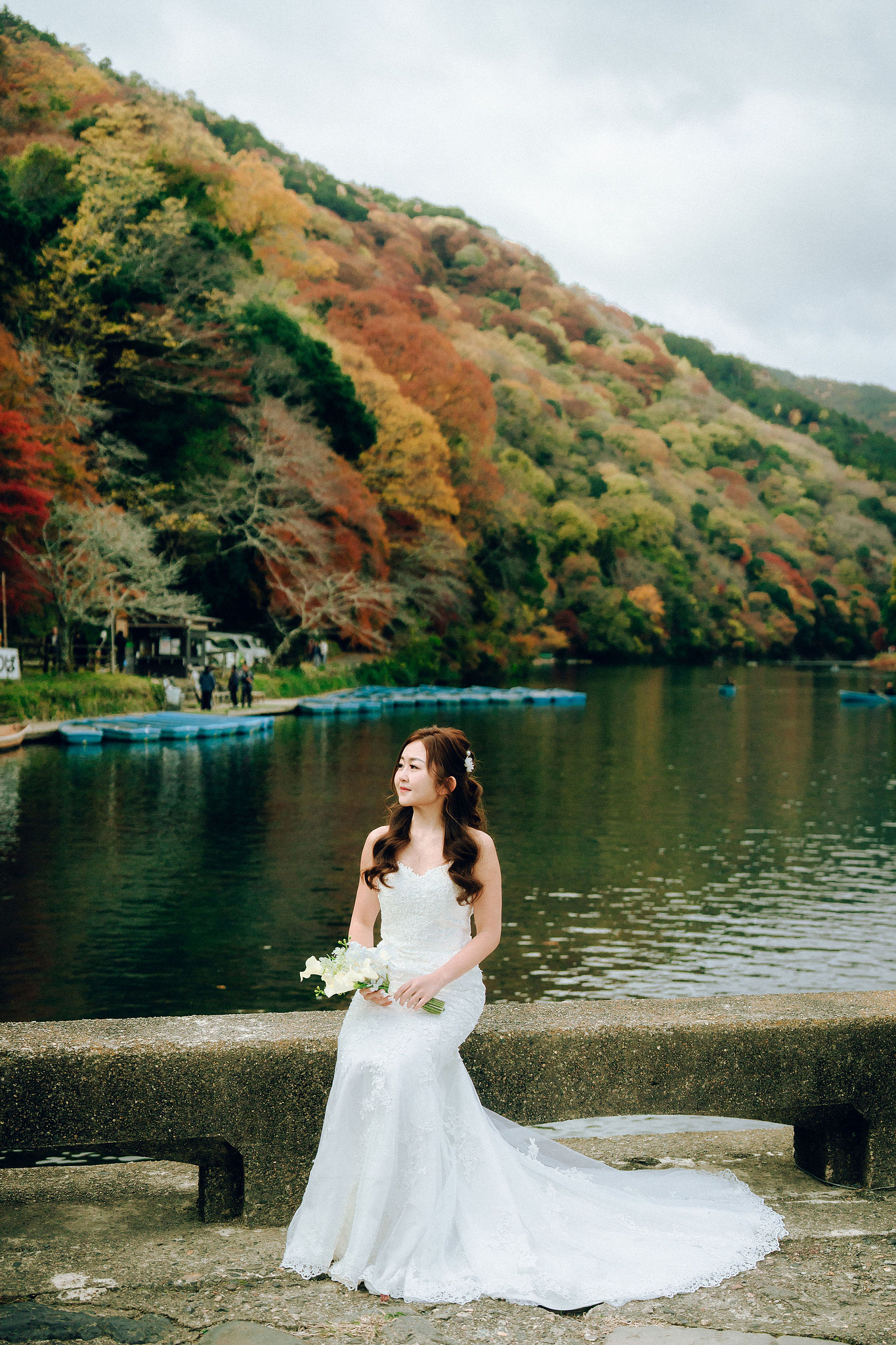 Kyoto Pre-Wedding Photoshoot | Arashiyama River, Arashiyama Temple & Mt. Wakakusa at Arashiyama River pre-wedding photo