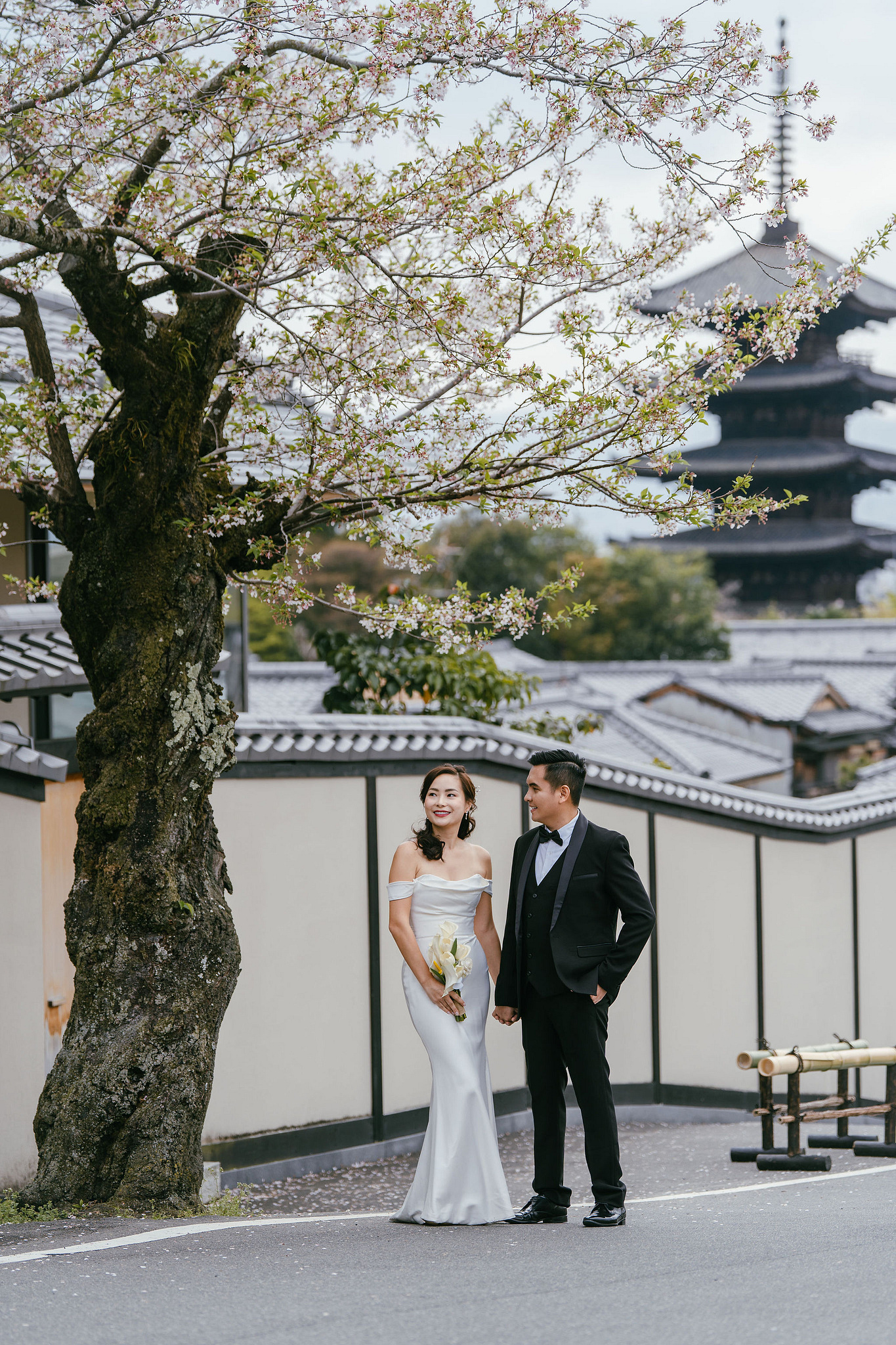 Kyoto Pre-Wedding Photoshoot | Gion Canal, Ninenzaka & Mount Wakakusa at Ninenzaka & Yasaka Pagoda pre-wedding photo