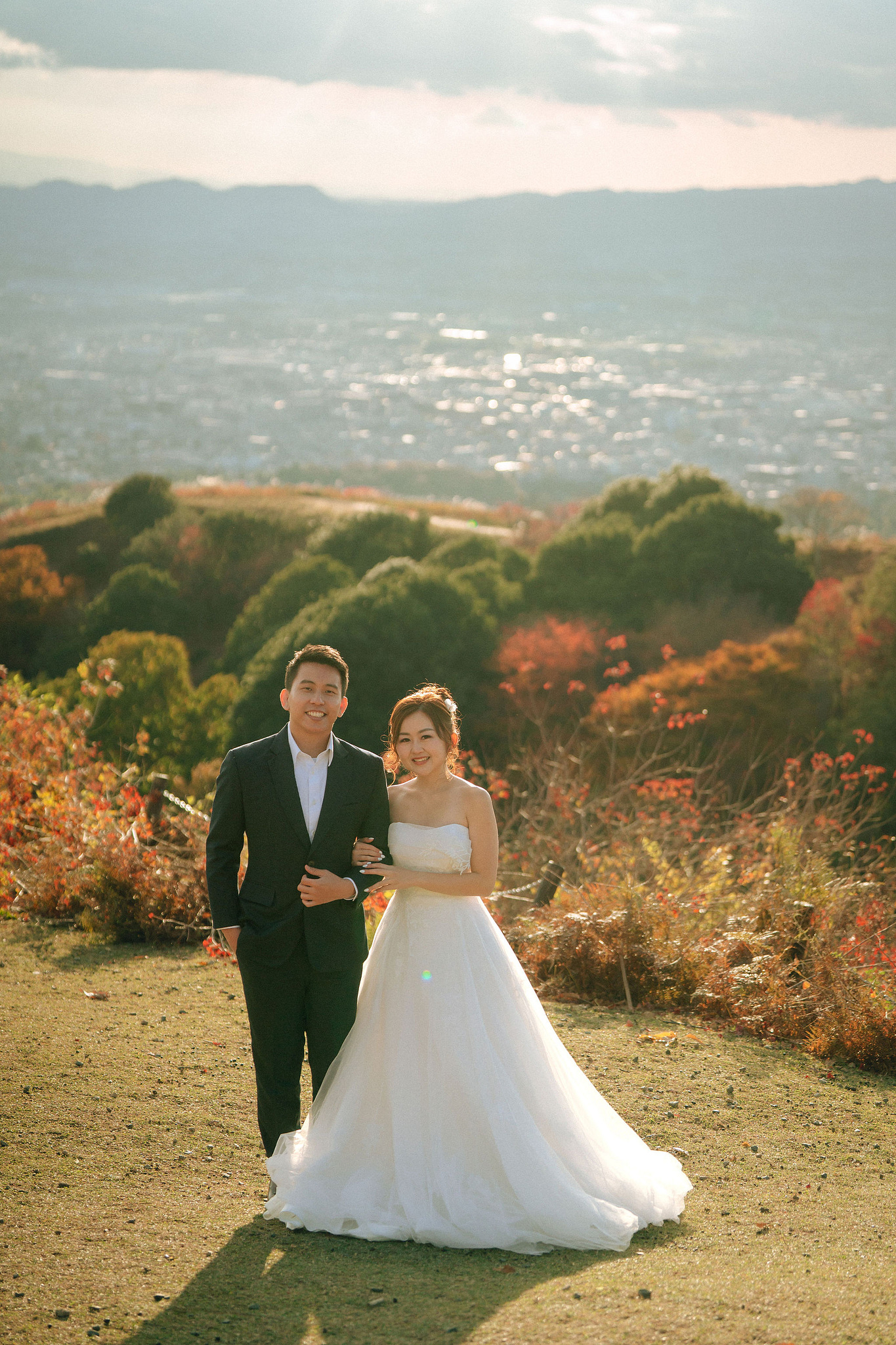 Kyoto Pre-Wedding Photoshoot | Arashiyama River, Arashiyama Temple & Mt. Wakakusa at Mt. Wakakusa pre-wedding photo