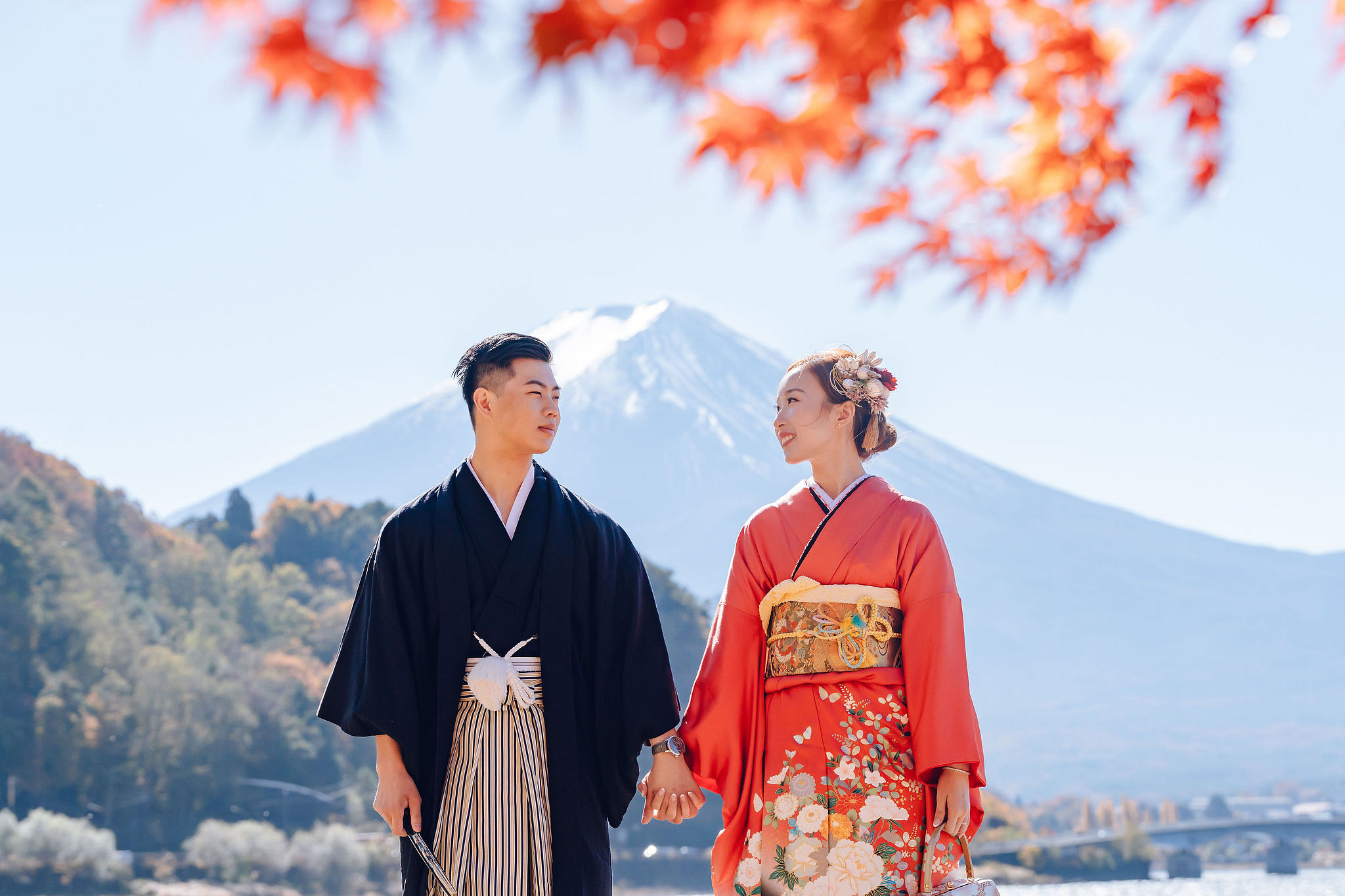 Tokyo & Mt Fuji Pre-Wedding Photoshoot | Maple Corridor, Lake Kawaguchiko & Shibuya Crossing at Maple Corridor (Momiji Kairo) pre-wedding photo