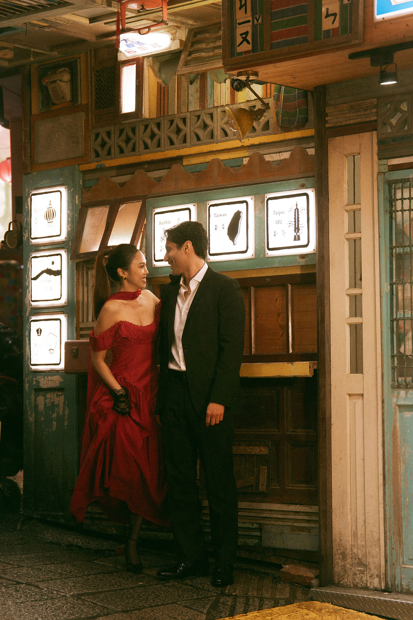Taiwan Pre-Wedding Photoshoot | Bopiliao Historical Block, Nanya Rocks, Jinguashi & Jiufen at Jiufen pre-wedding photo