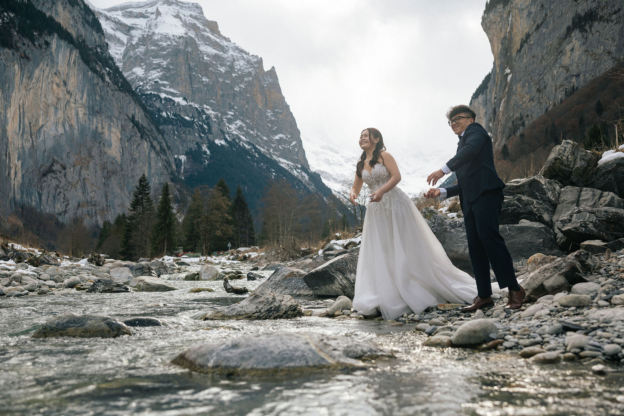 Switzerland Pre-Wedding Photoshoot | Lauterbrunnen, Grindelwald First & Lake Brienz at Lauterbrunnen pre-wedding photo