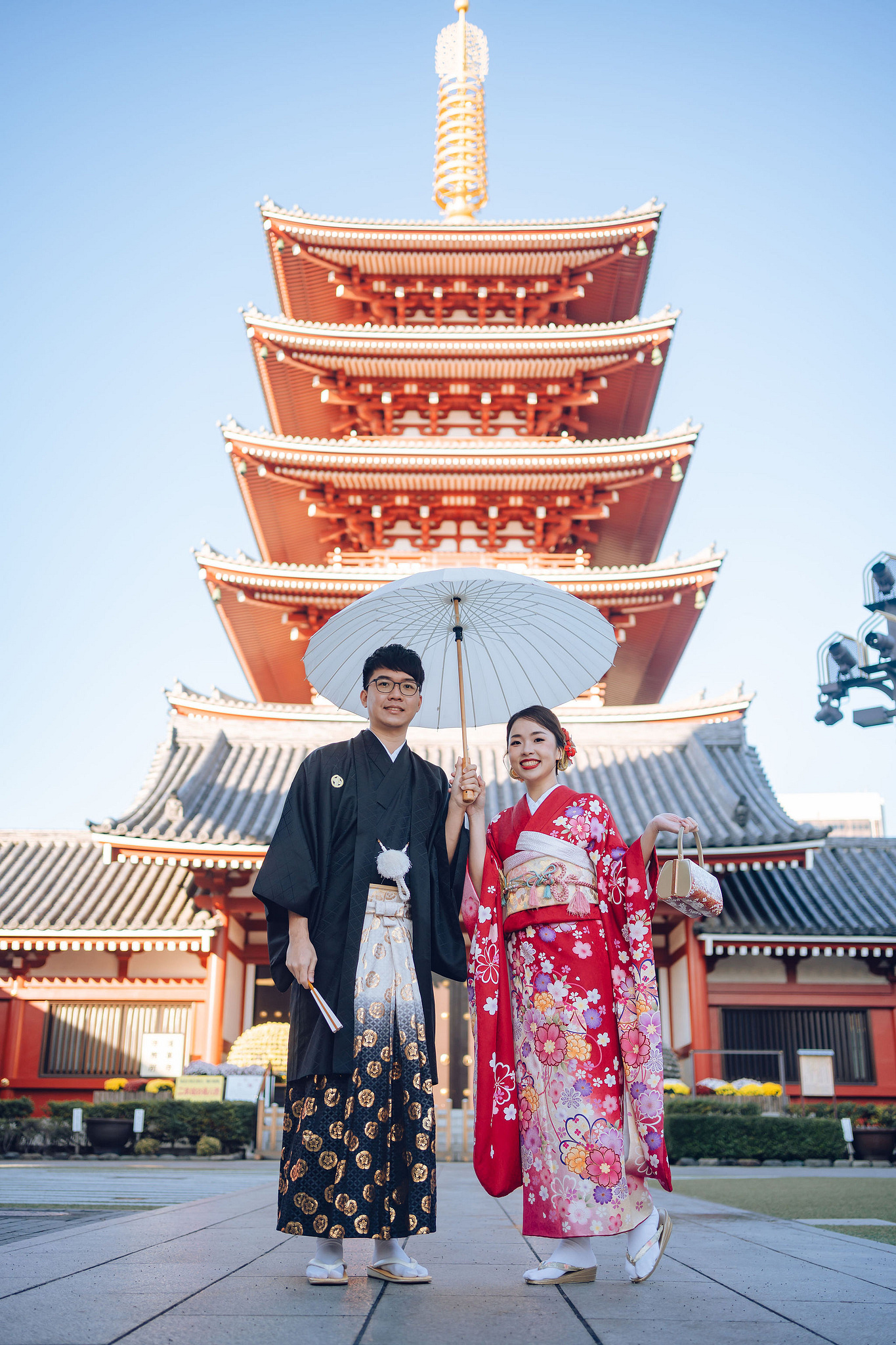 Tokyo & Mt Fuji Pre-Wedding Photoshoot | Asakusa Temple, Maple Corridor, Susuki Fields & Lake Kawaguchiko at Asakusa Temple pre-wedding photo
