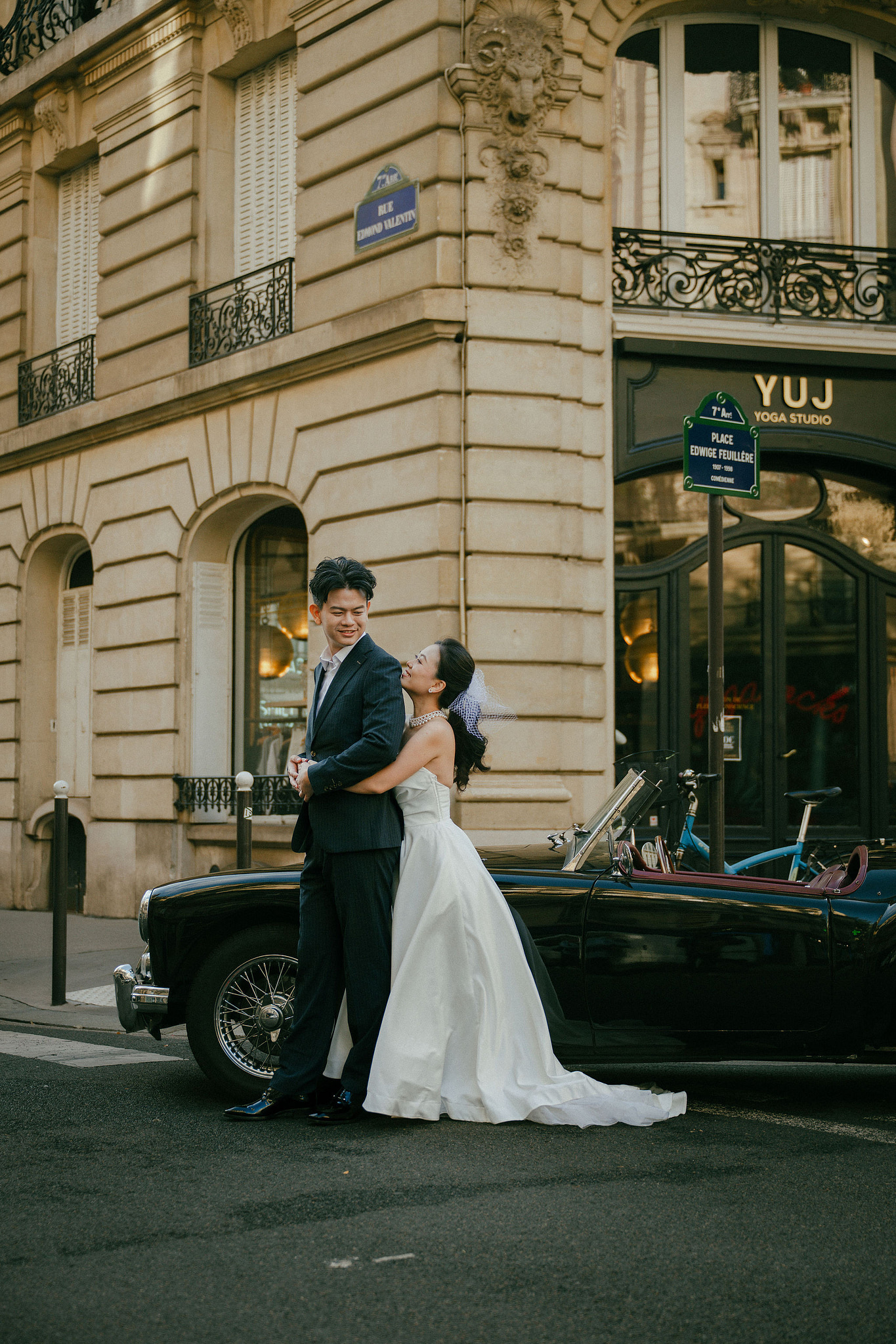 Paris Pre-Wedding Photoshoot | Bir-Hakeim Bridge, Paris Streets & Château de Fontainebleau at Paris Streets pre-wedding photo