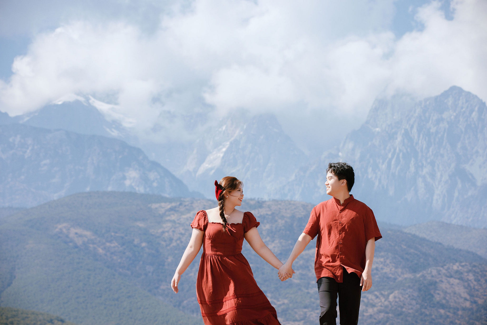 Lijiang Pre-Wedding Photoshoot | Spruce Meadow, Blue Moon Valley & Alpine Lake at Natural Lake pre-wedding photo