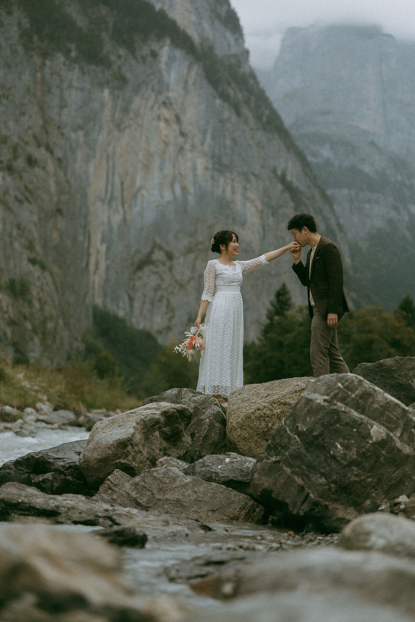 Switzerland Honeymoon Photoshoot Lucerne City Grindelwald First Cliff Lauterbrunnen Village at Lauterbrunnen pre-wedding photo