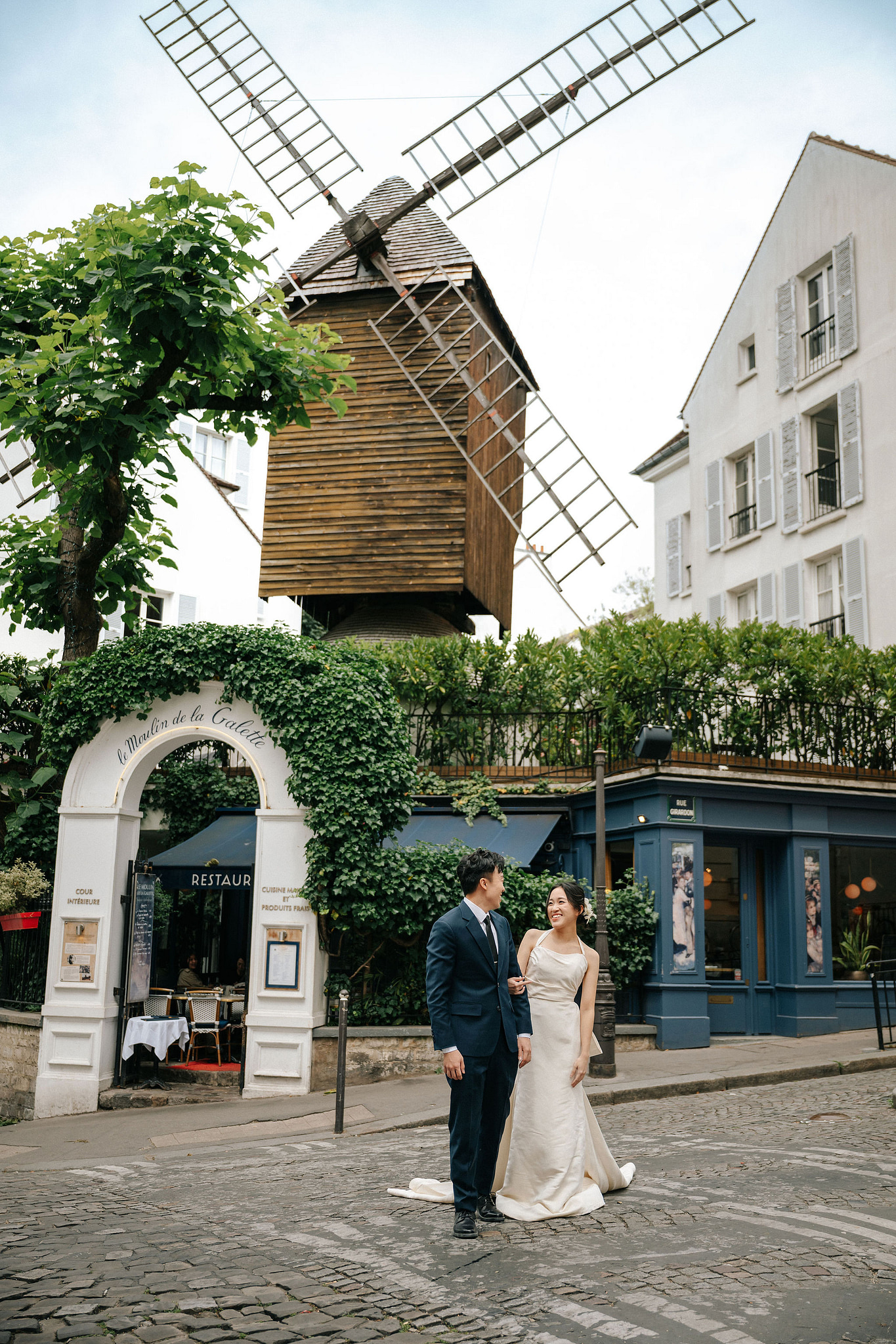 Paris Pre-Wedding Photoshoot | Place du Trocadéro, Bir-Hakeim Bridge, Louvre Pyramid, Tuileries Garden & Montmartre at Montmartre pre-wedding photo