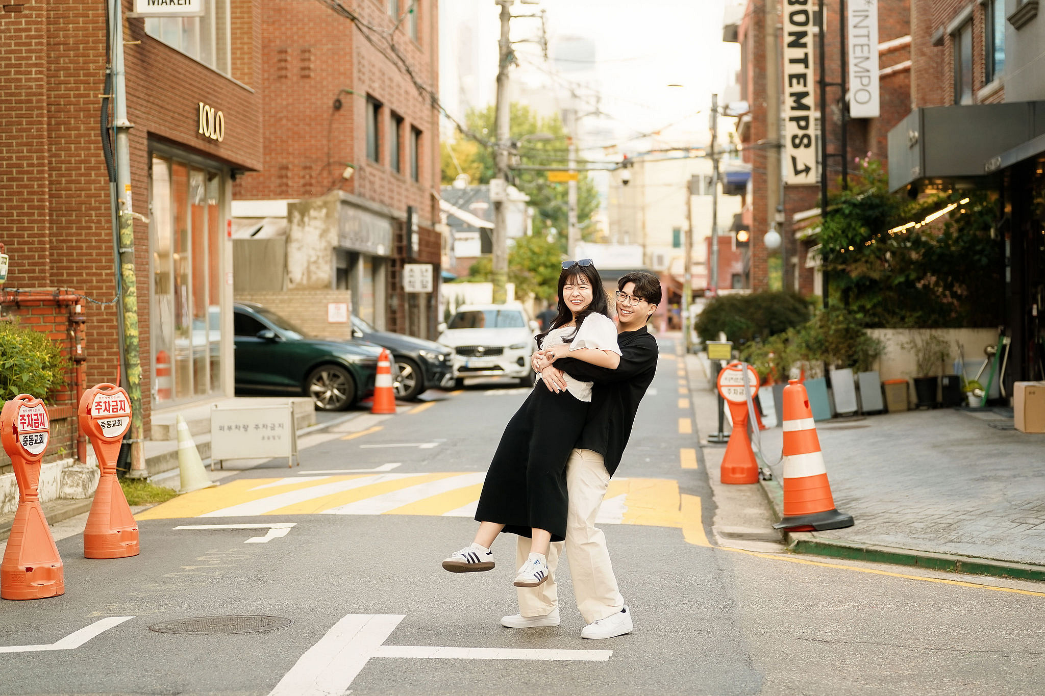 Seoul Pre-Wedding Photoshoot | Muhly Park, Seoul Forest & Cafe Street` at Cafe Street pre-wedding photo