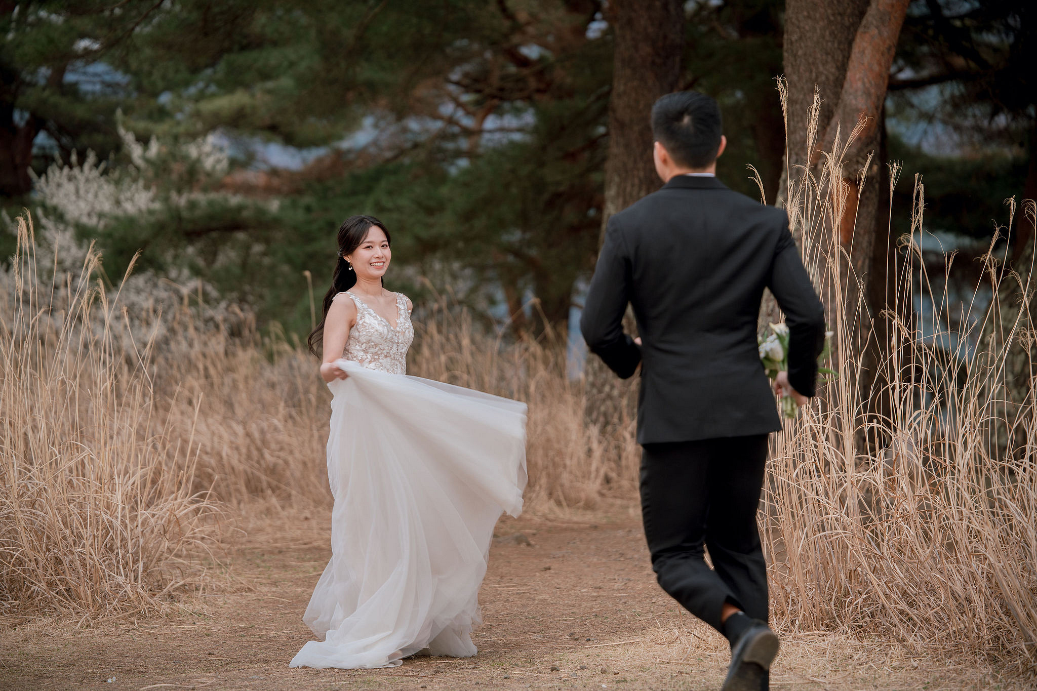 Tokyo & Mt Fuji Pre-Wedding Photoshoot | Senso-Ji Temple, Tokyo Park & Lake Kawaguchiko at Lake Kawaguchiko pre-wedding photo