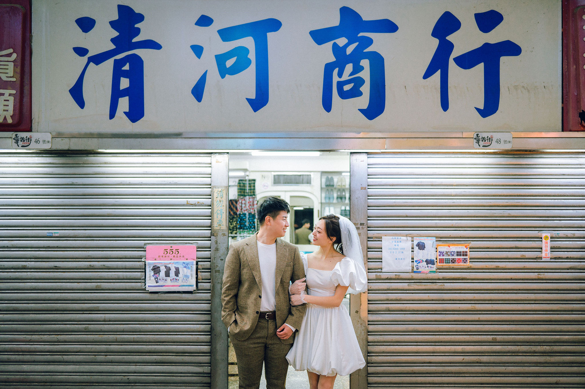 Taiwan Pre-Wedding Photoshoot | Dadaocheng, Nanjing Road & Huaxi Street at Huaxi Street pre-wedding photo