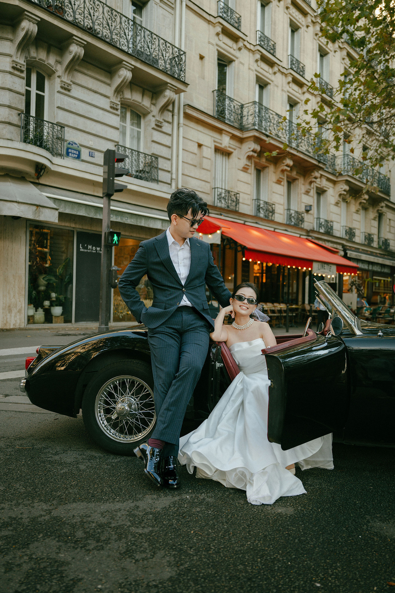 Paris Pre-Wedding Photoshoot | Bir-Hakeim Bridge, Paris Streets & Château de Fontainebleau at Paris Streets pre-wedding photo