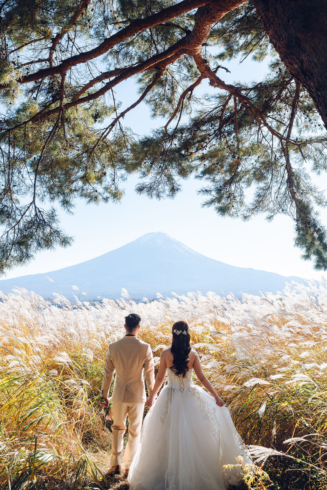 Tokyo & Mt Fuji Pre-Wedding Photoshoot | Maple Corridor, Lake Kawaguchiko & Shibuya Crossing at Lake Kawaguchiko pre-wedding photo