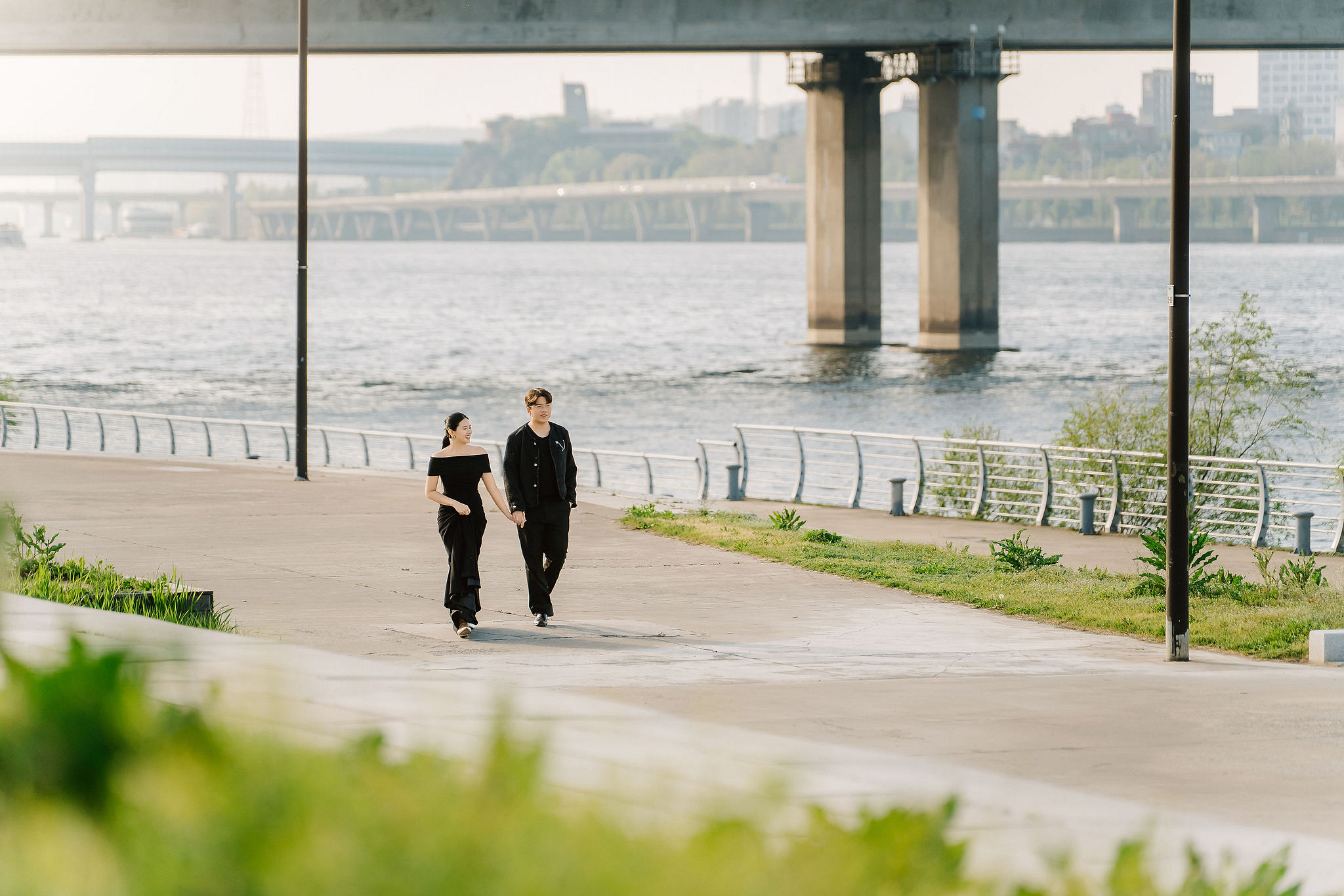 Seoul Pre-Wedding Photoshoot | Namsan, City Streets & Hangang Park at Hangang Park pre-wedding photo