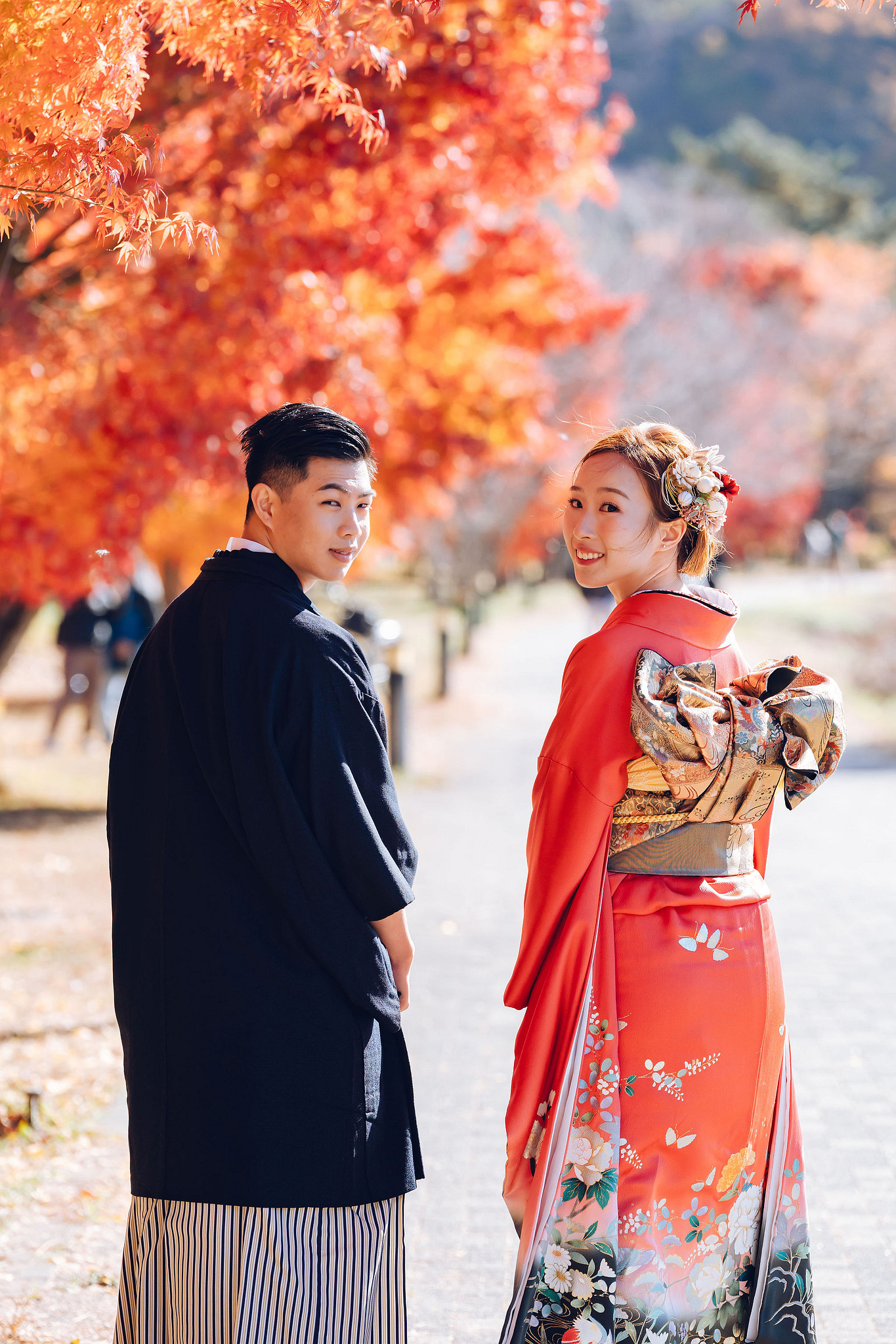 Tokyo & Mt Fuji Pre-Wedding Photoshoot | Maple Corridor, Lake Kawaguchiko & Shibuya Crossing at Maple Corridor (Momiji Kairo) pre-wedding photo