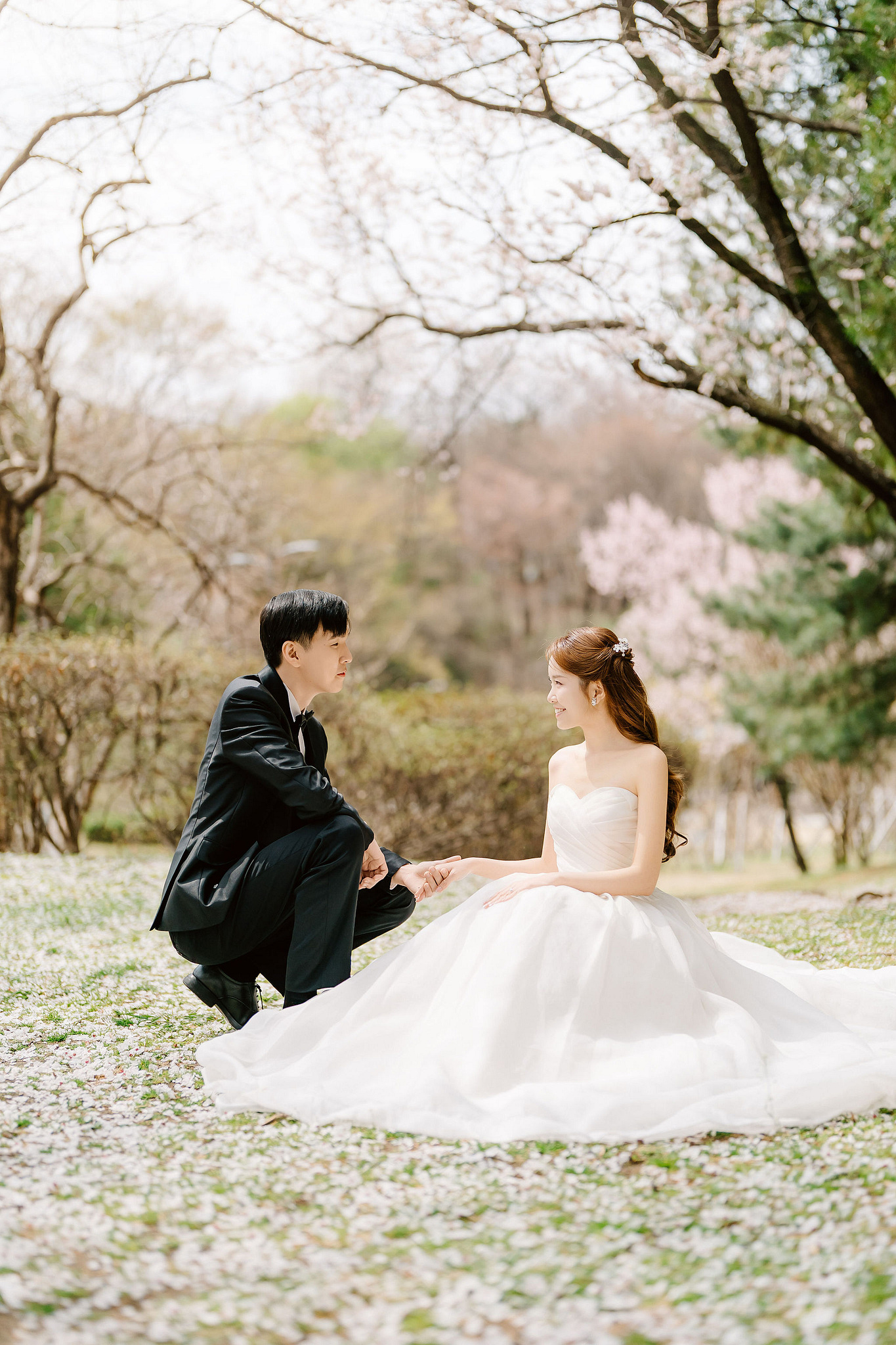 Seoul Pre-Wedding Photoshoot | Yongsan Park, Yonsei University & Kyung Hee University at Yongsan Park pre-wedding photo