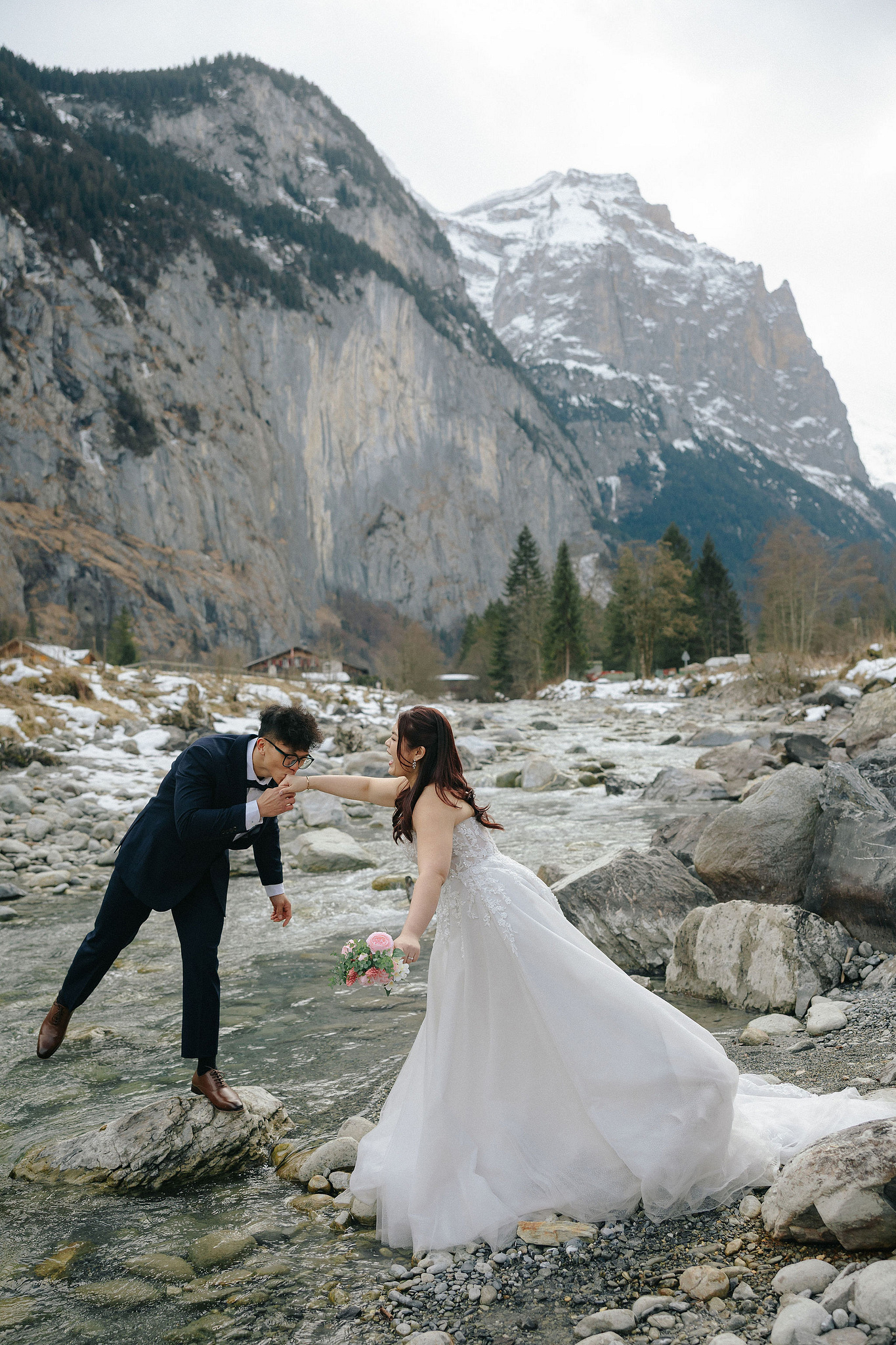 Switzerland Pre-Wedding Photoshoot | Lauterbrunnen, Grindelwald First & Lake Brienz at Lauterbrunnen pre-wedding photo
