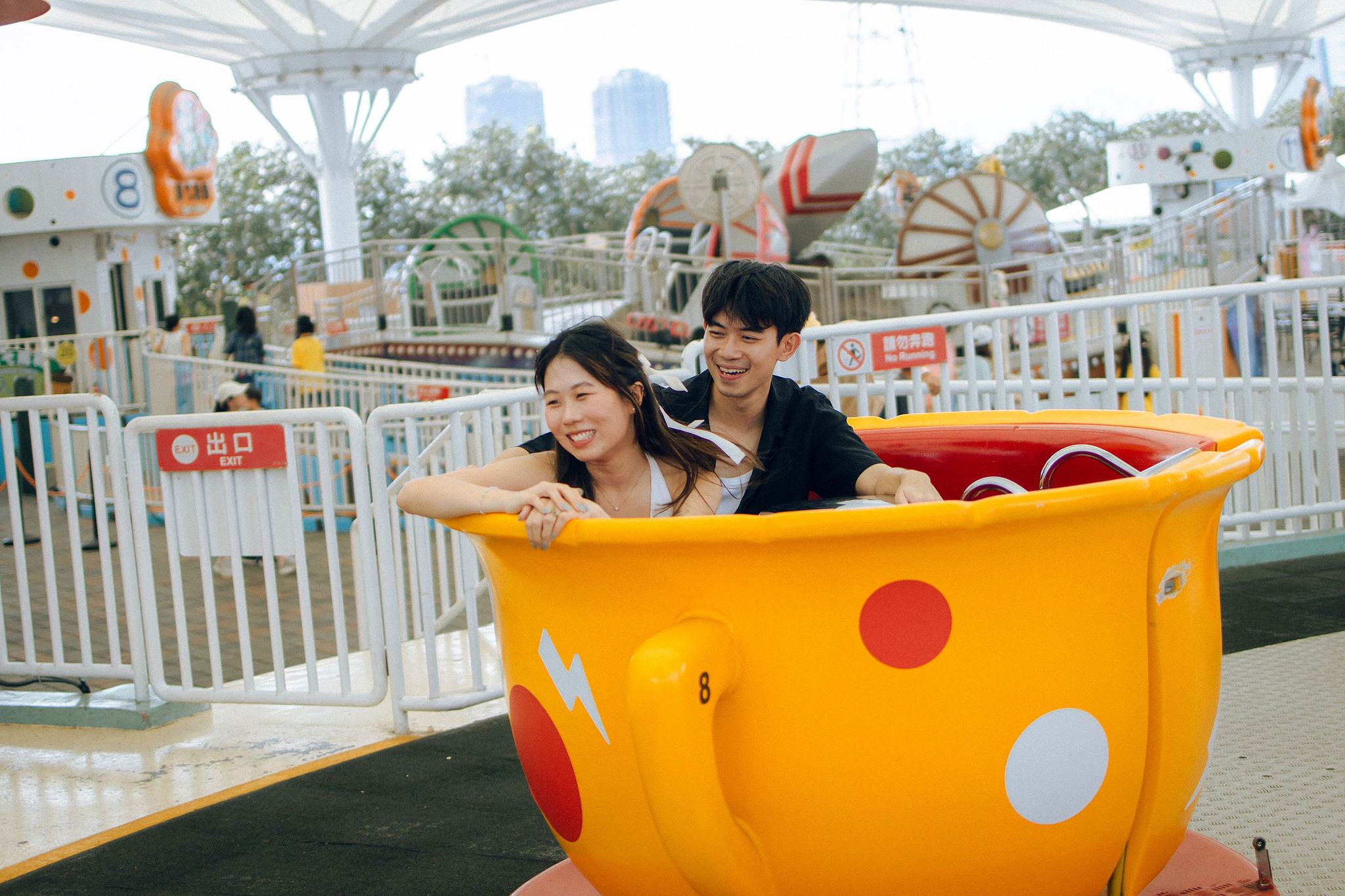 Taiwan Pre-Wedding Photoshoot | Dadaocheng & Children's Amusement Park at Children's Amusement Park pre-wedding photo