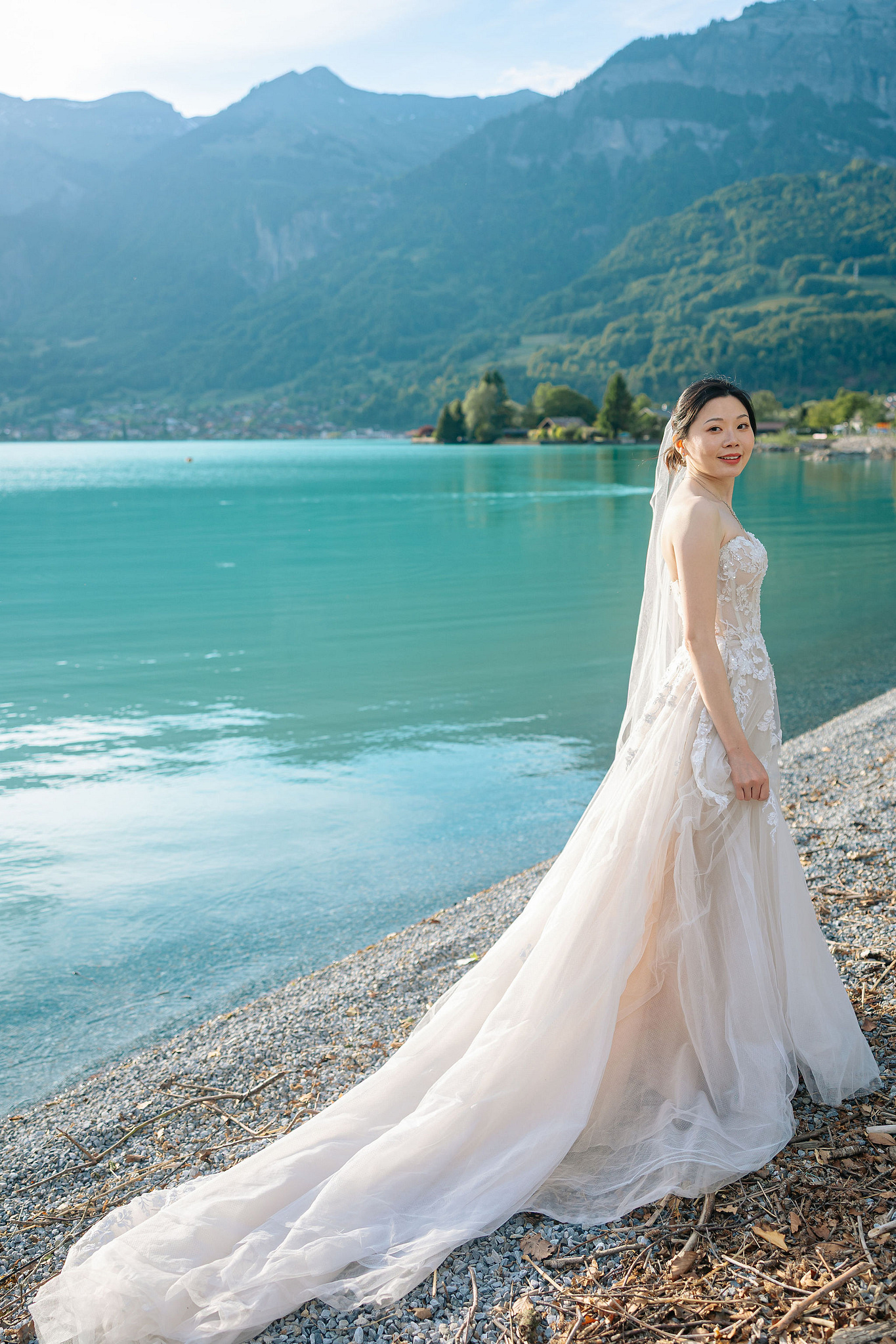 Switzerland Pre-Wedding Photoshoot | Grindelwald First & Grindelwald Village & Lake Brienz at Lake Brienz pre-wedding photo