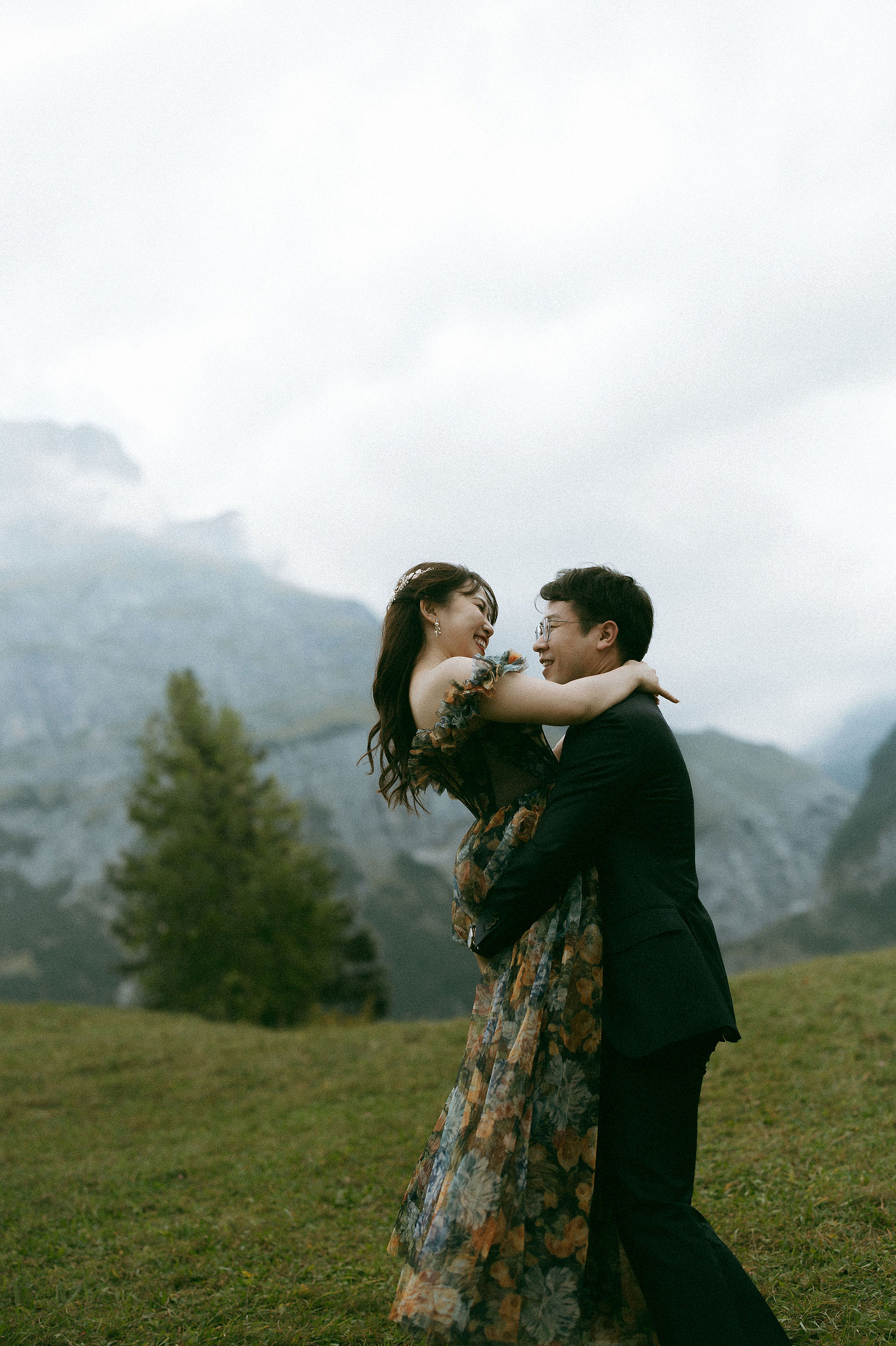 Switzerland Honeymoon Photoshoot Lucerne City Grindelwald First Cliff Lauterbrunnen Village at Grindelwald pre-wedding photo