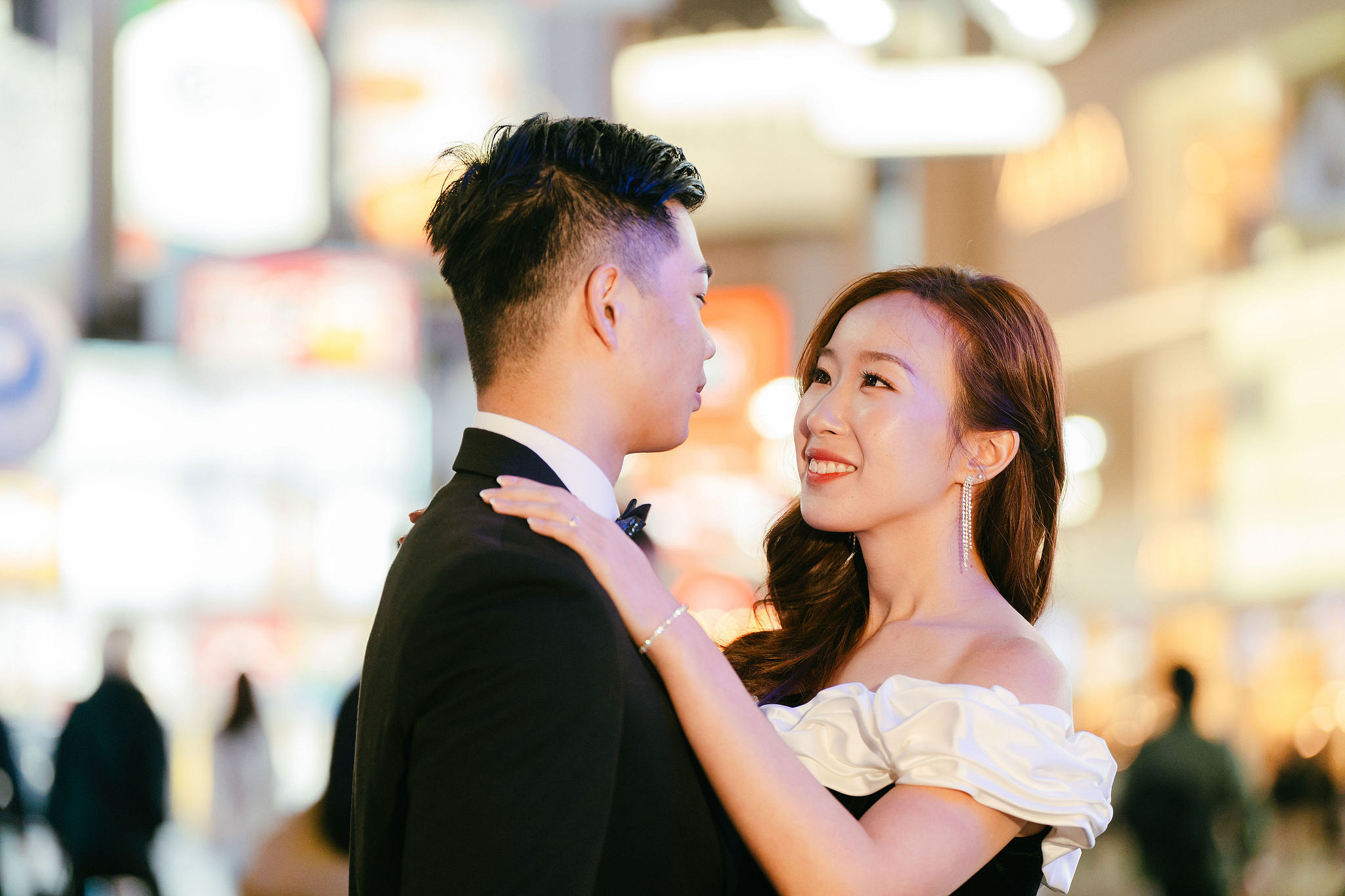 Tokyo & Mt Fuji Pre-Wedding Photoshoot | Maple Corridor, Lake Kawaguchiko & Shibuya Crossing at Shibuya Crossing pre-wedding photo