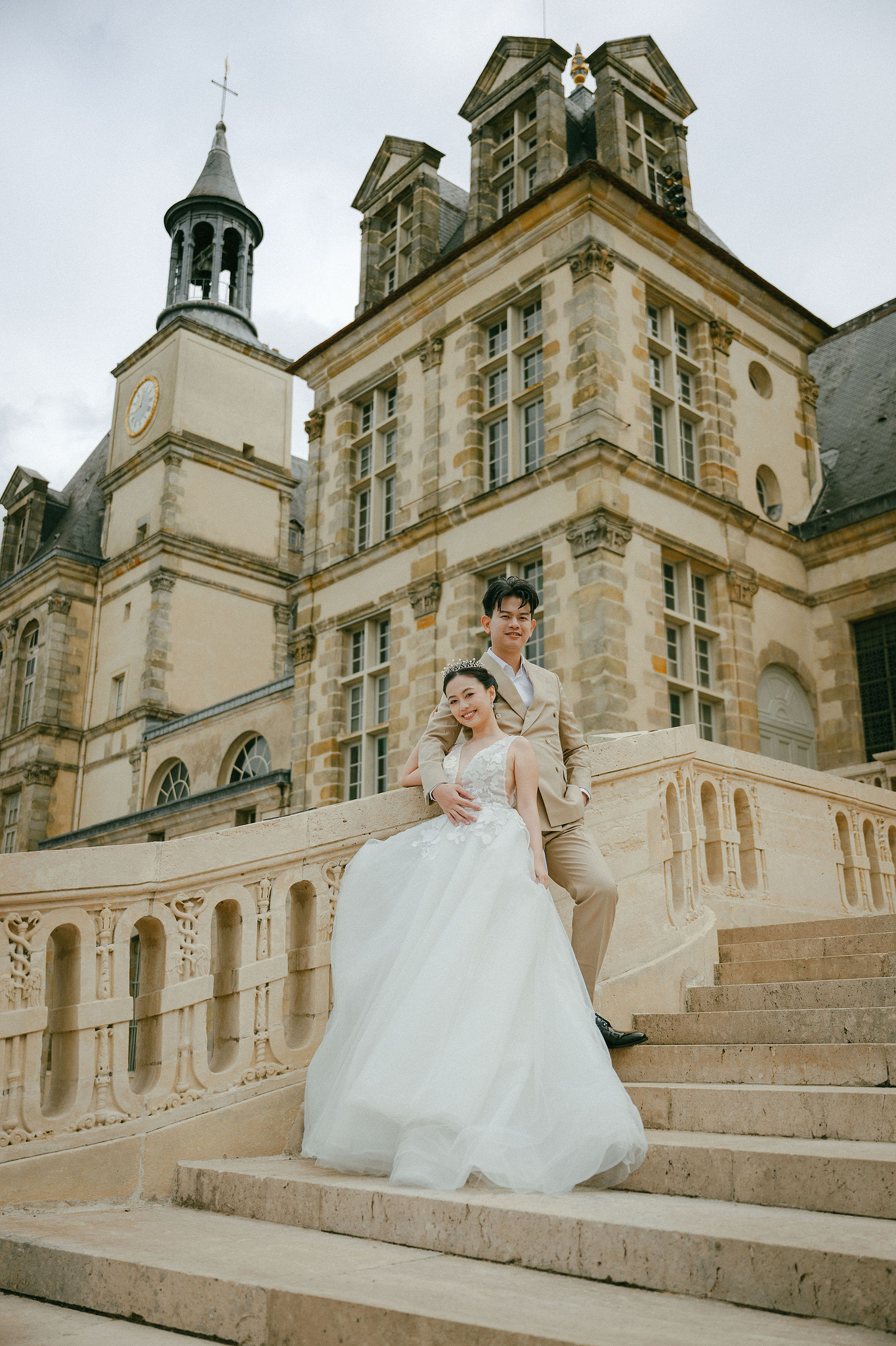 Paris Pre-Wedding Photoshoot | Bir-Hakeim Bridge, Paris Streets & Château de Fontainebleau at Château de Fontainebleau pre-wedding photo