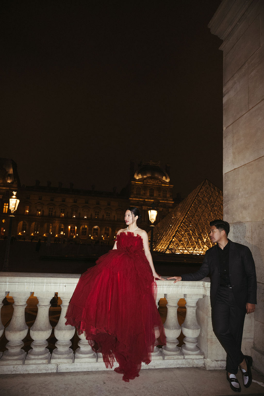 Paris Pre-Wedding Photoshoot with Eiﬀel Tower Louvre Museum Parisian Cafe Vintage Car Rooftop Night at Louvre Museum pre-wedding photo