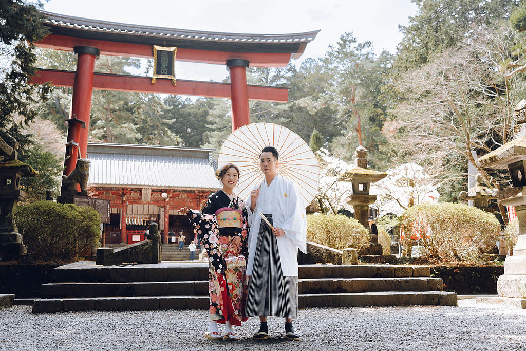 Tokyo & Mt Fuji Pre-Wedding Photoshoot | Mt Fuji Shrine, Chureito Pagoda & Lake Kawaguchiko at Mt Fuji Shrine pre-wedding photo