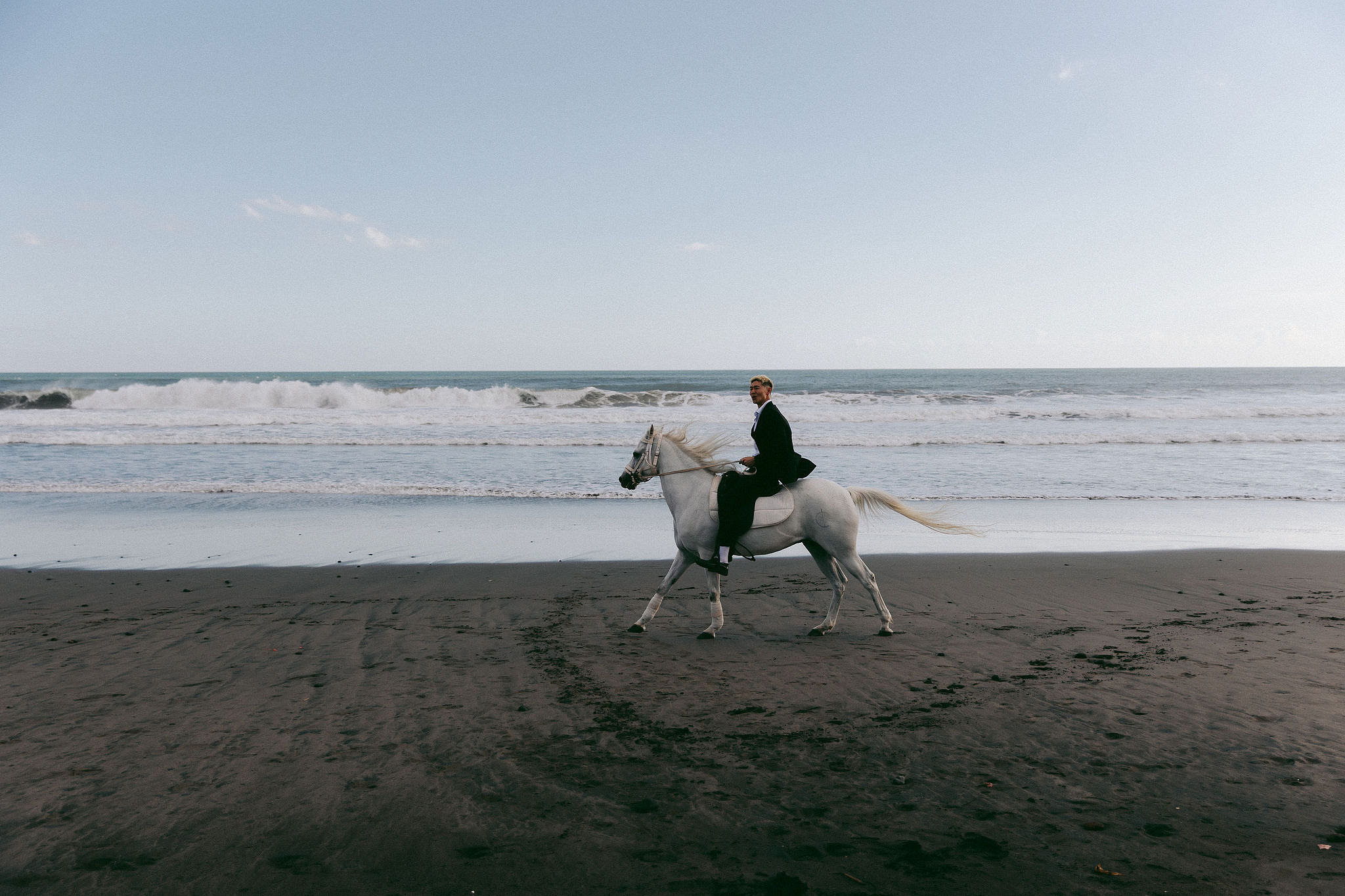 Bali Pre-Wedding Photoshoot | Mt. Batur Pinggan Village, Gelato Diner & Black Sand Beach at Beach   pre-wedding photo