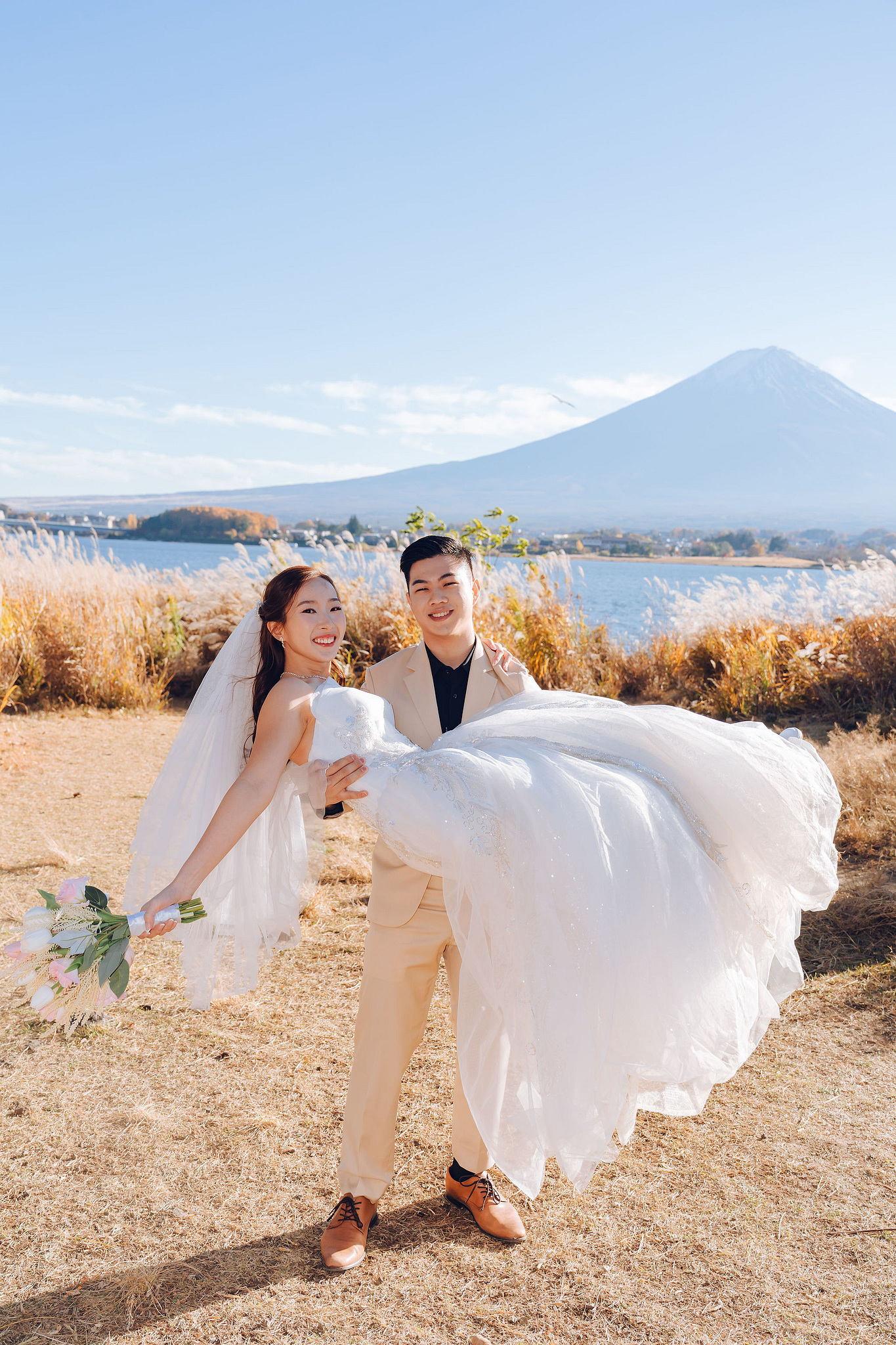 Tokyo & Mt Fuji Pre-Wedding Photoshoot | Maple Corridor, Lake Kawaguchiko & Shibuya Crossing at Lake Kawaguchiko pre-wedding photo