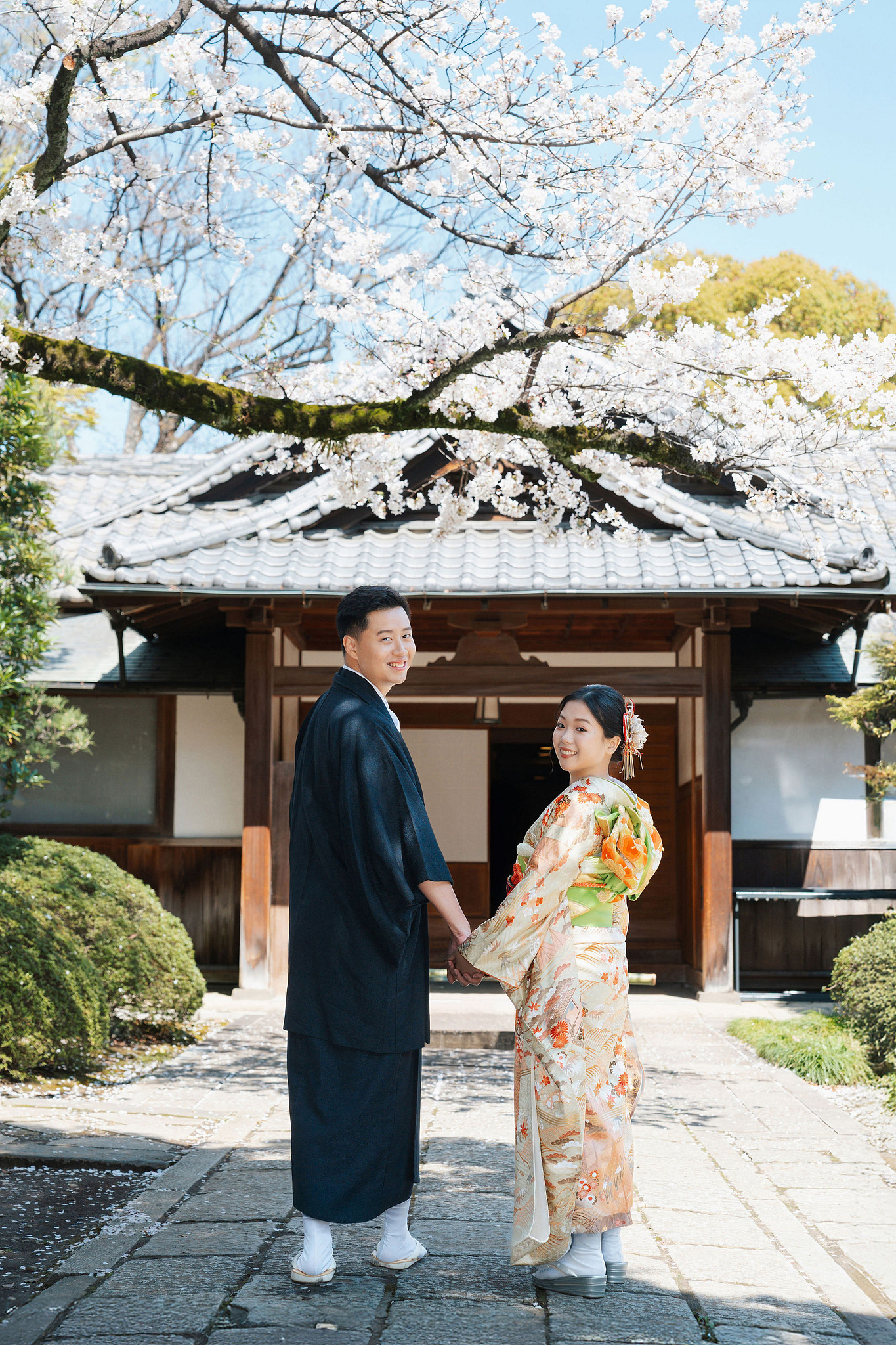 Tokyo & Mt Fuji Pre-Wedding Photoshoot | Tokyo Shrine, Chureito Pagoda & Lake Kawaguchiko at Tokyo Shrine pre-wedding photo