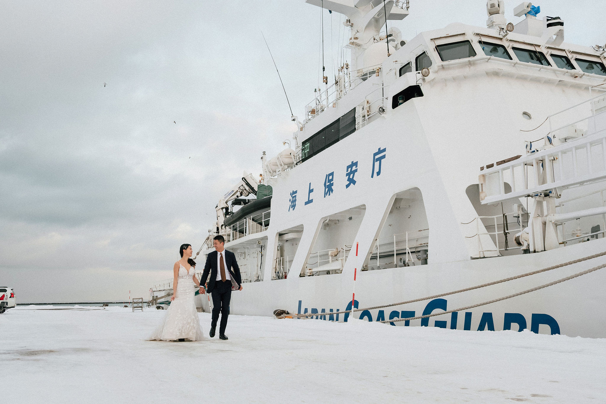 Hokkaido Pre-Wedding Photoshoot with Iyahiko Shrine, Nakajima Park, Moerenuma Park & Otaru Canal at Otaru Port pre-wedding photo