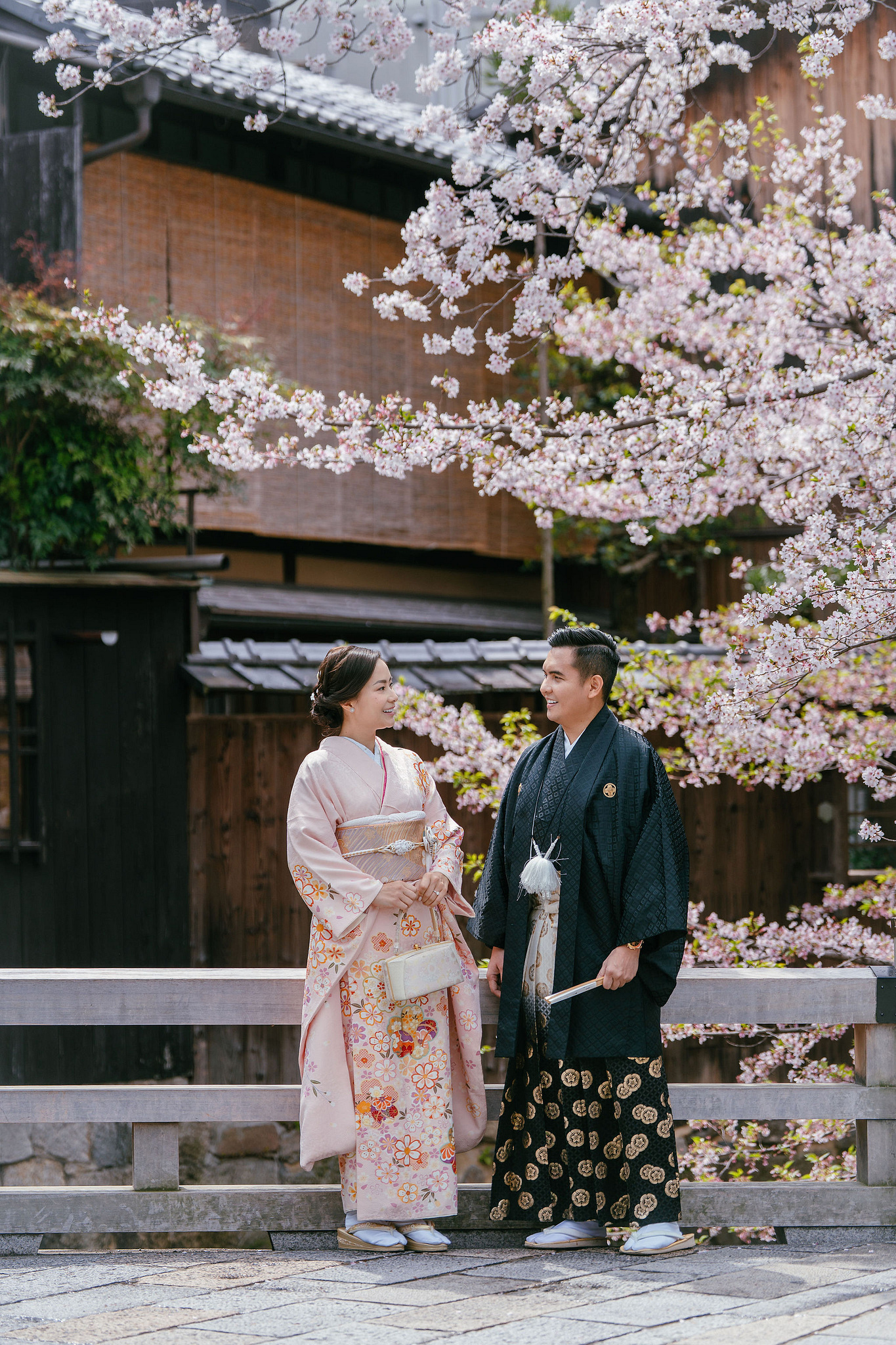 Kyoto Pre-Wedding Photoshoot | Gion Canal, Ninenzaka & Mount Wakakusa at Gion Shirakawa Canal pre-wedding photo