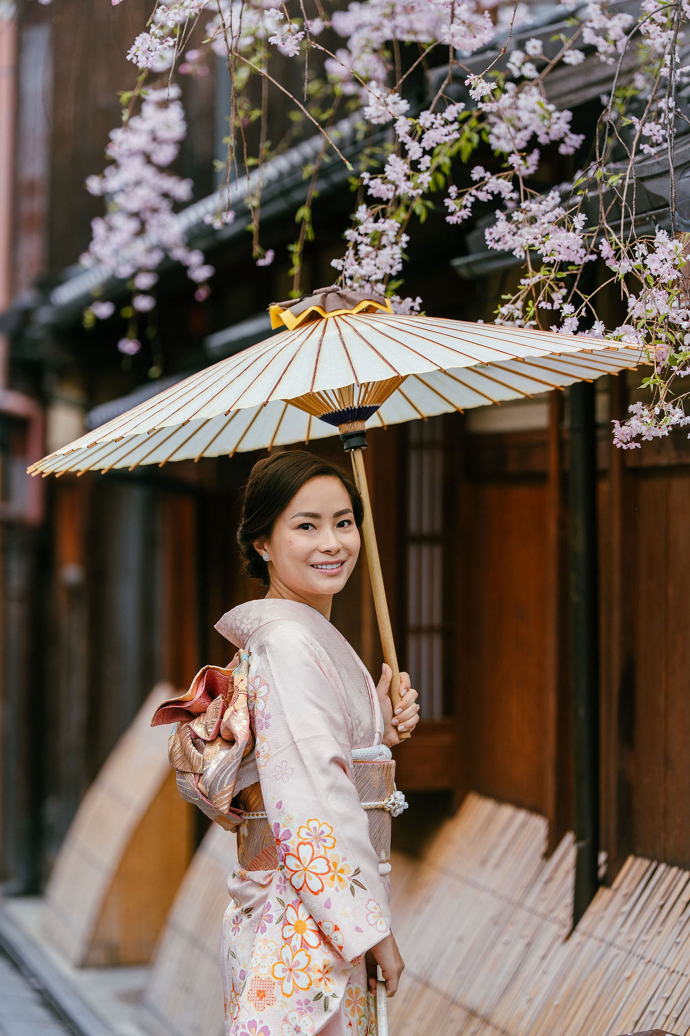 Kyoto Pre-Wedding Photoshoot | Gion Canal, Ninenzaka & Mount Wakakusa at Gion Shirakawa Canal pre-wedding photo