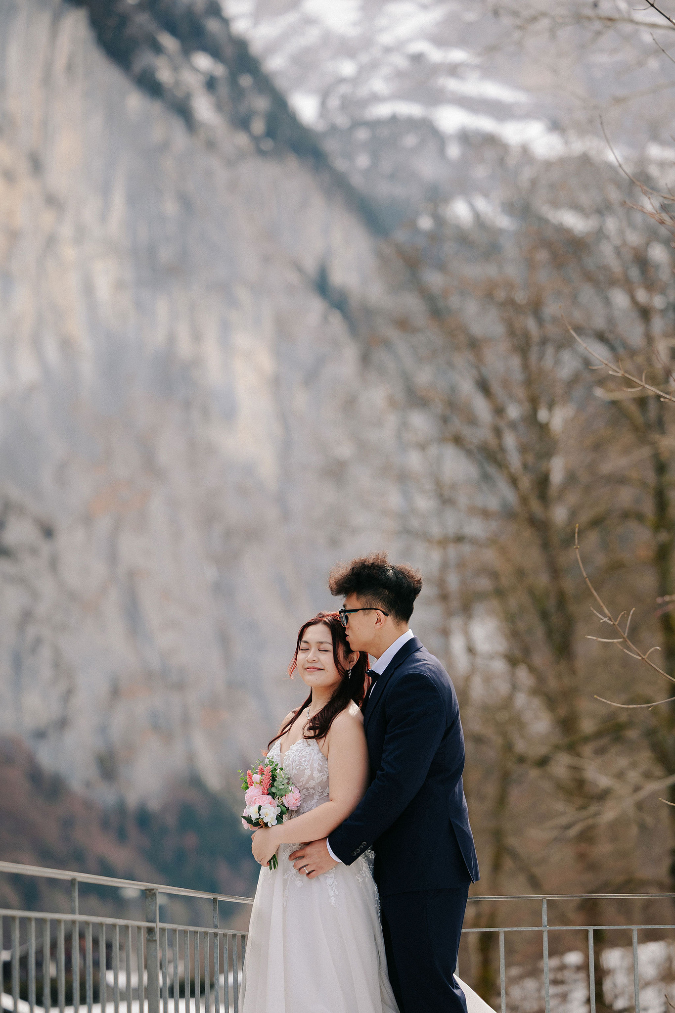 Switzerland Pre-Wedding Photoshoot | Lauterbrunnen, Grindelwald First & Lake Brienz at Lauterbrunnen pre-wedding photo