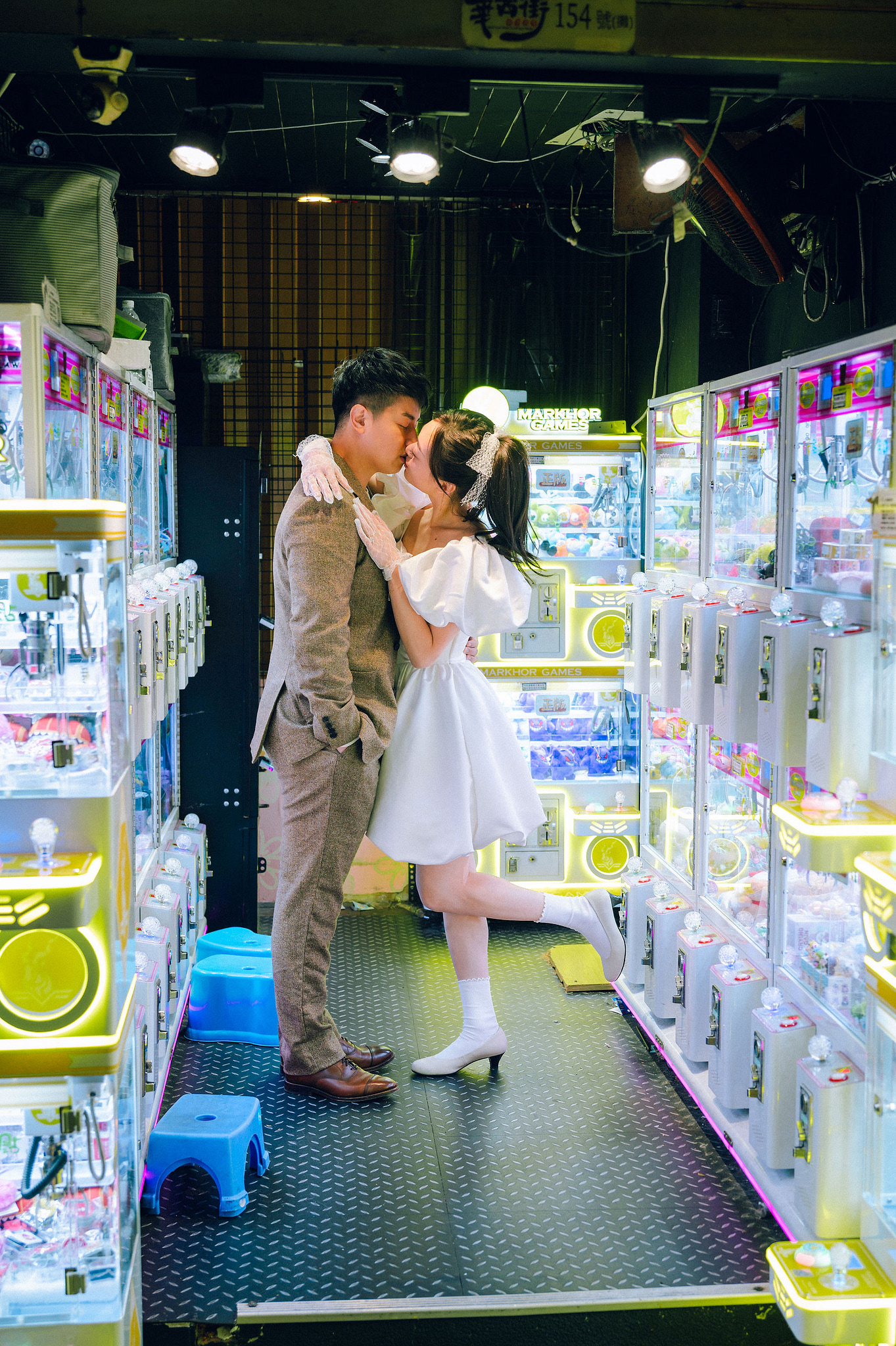 Taiwan Pre-Wedding Photoshoot | Dadaocheng, Nanjing Road & Huaxi Street at Huaxi Street pre-wedding photo