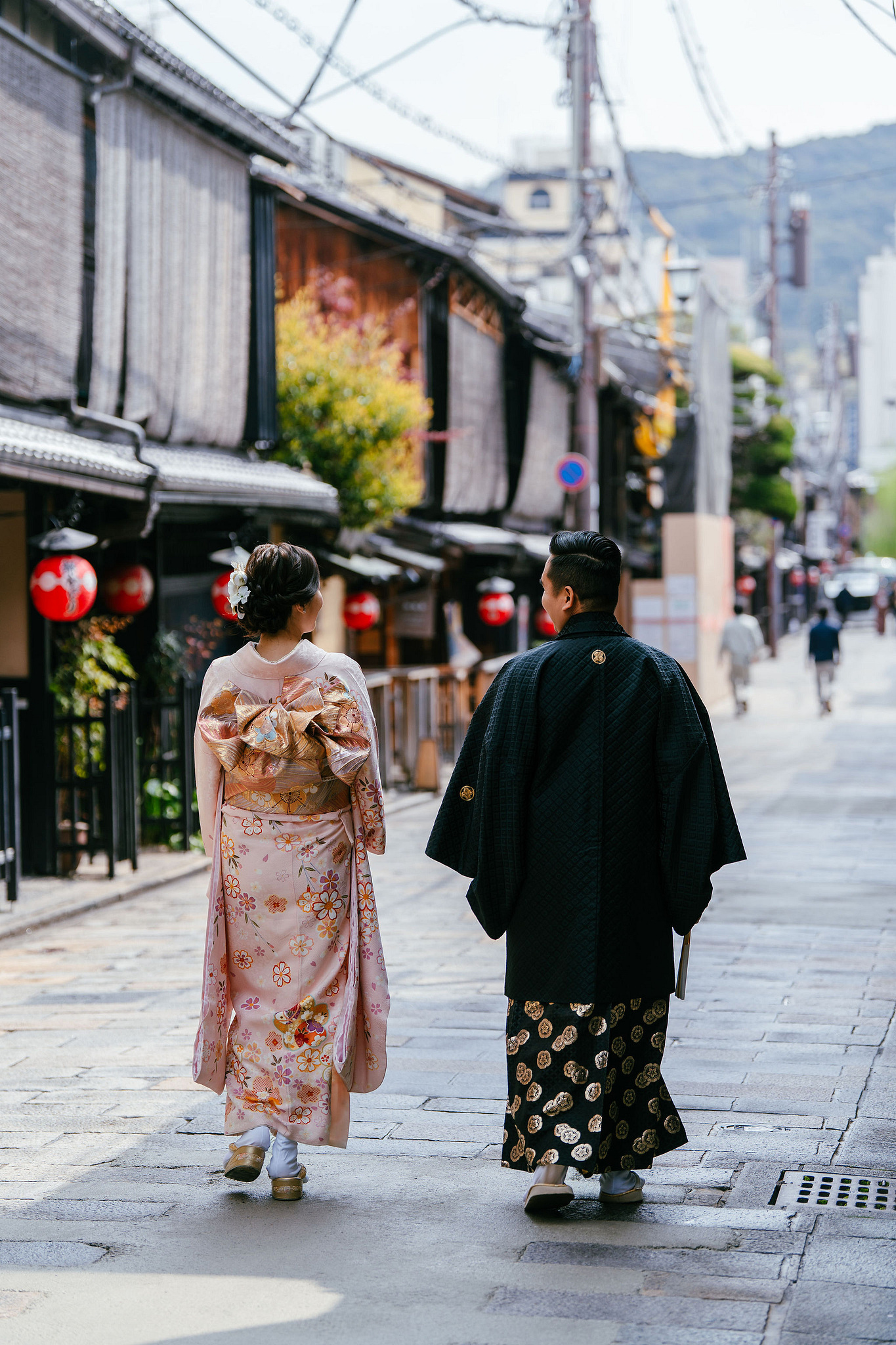 Kyoto Pre-Wedding Photoshoot | Gion Canal, Ninenzaka & Mount Wakakusa at Gion Shirakawa Canal pre-wedding photo