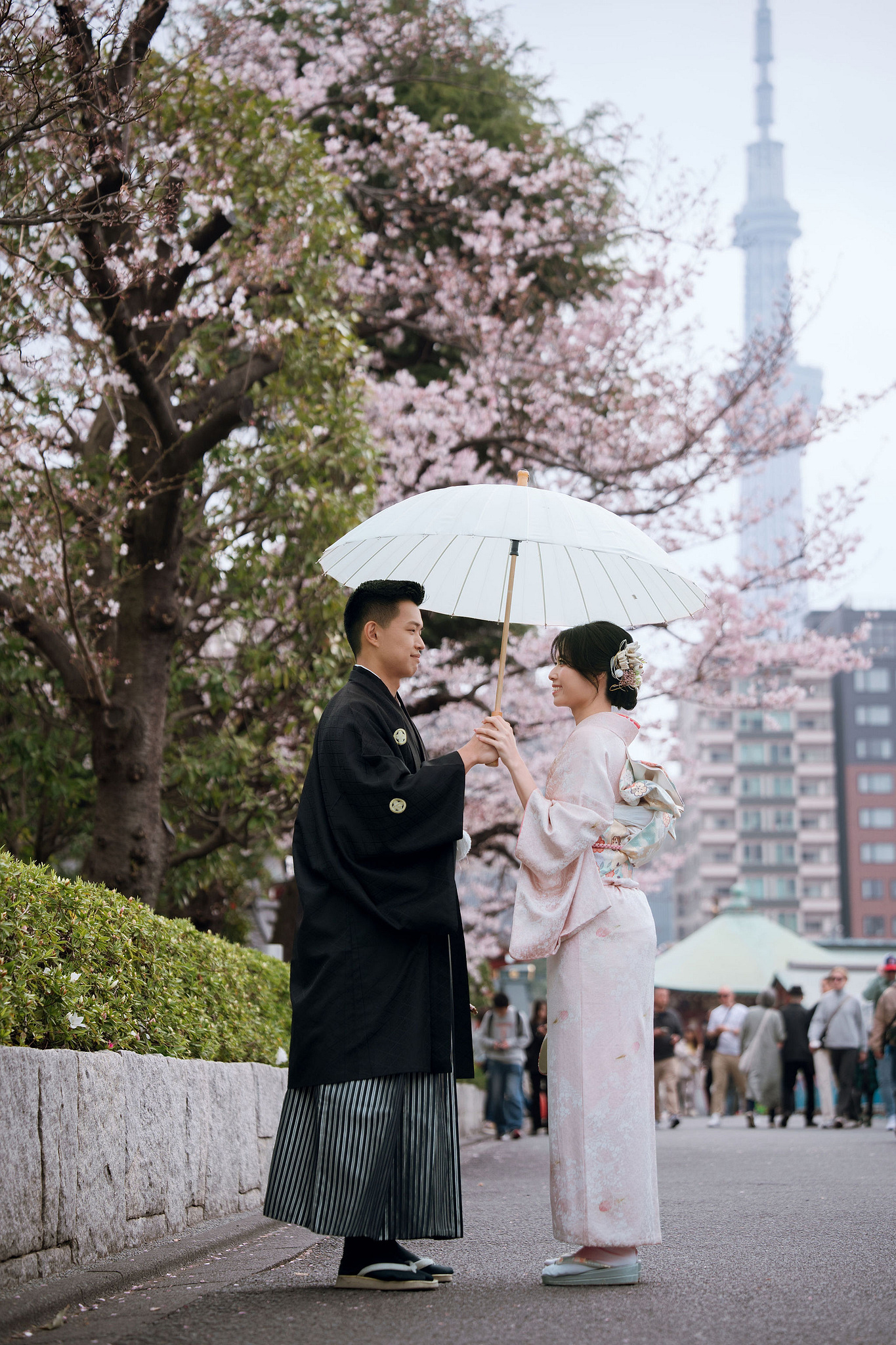 Tokyo & Mt Fuji Pre-Wedding Photoshoot | Senso-Ji Temple, Tokyo Park & Lake Kawaguchiko at Senso-Ji Temple pre-wedding photo